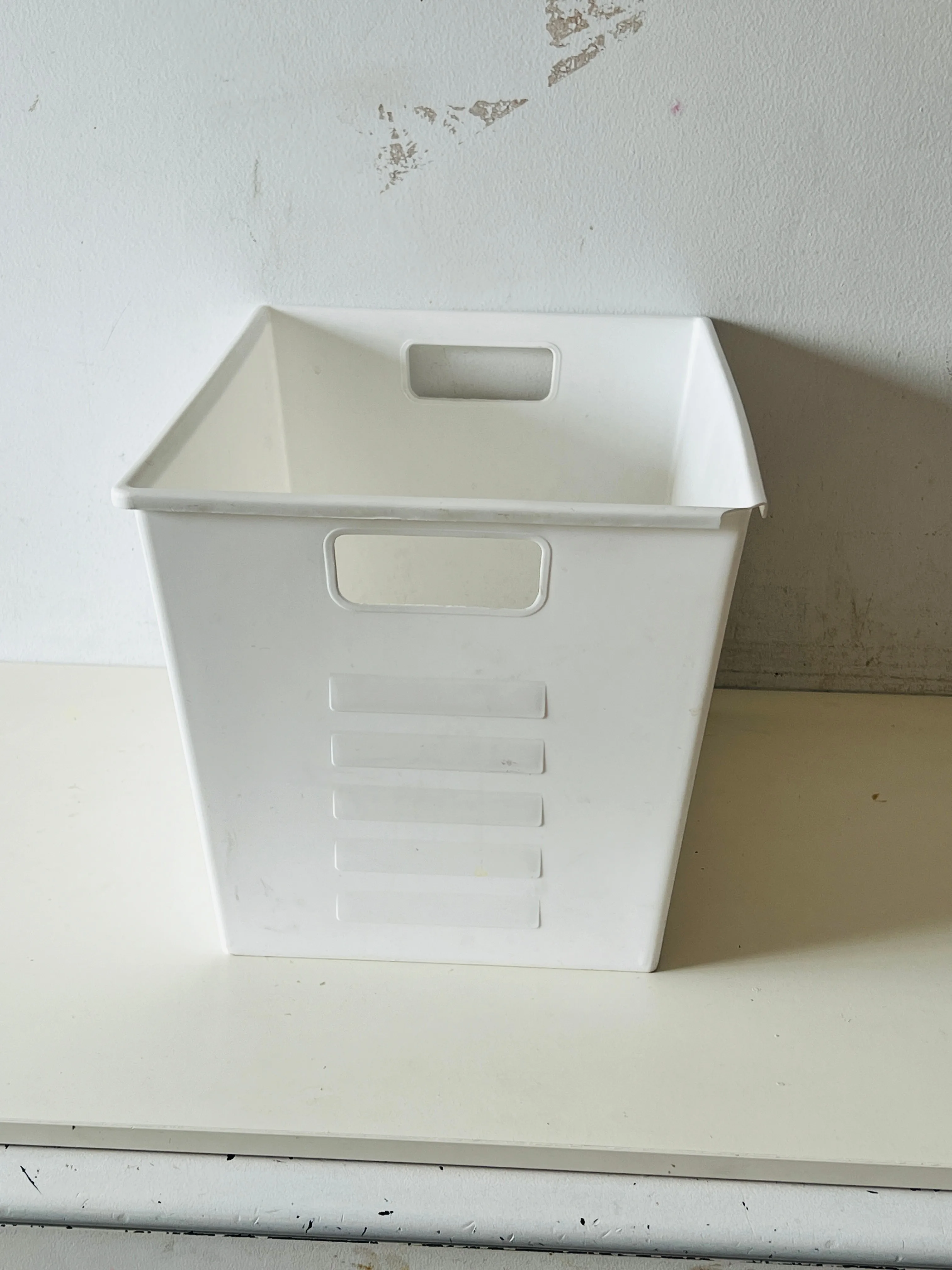Portable Plastic Basket / Panier en plastique portable