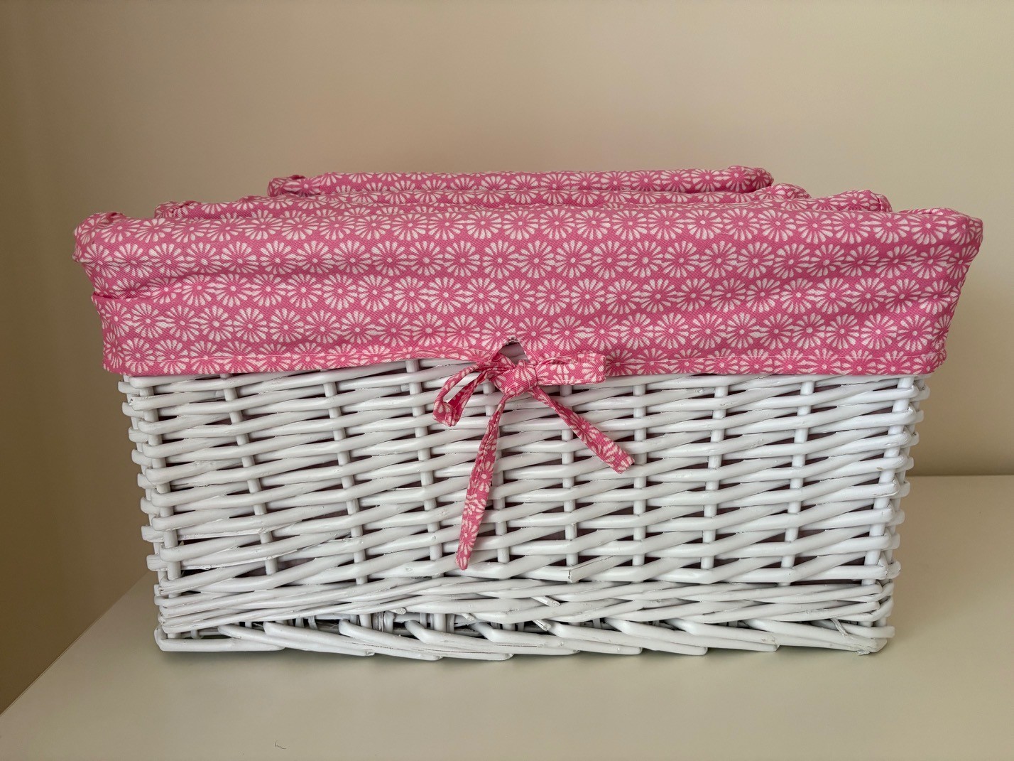 Set of 6 White Wicker Baskets with Pink Floral Liners - photo 2