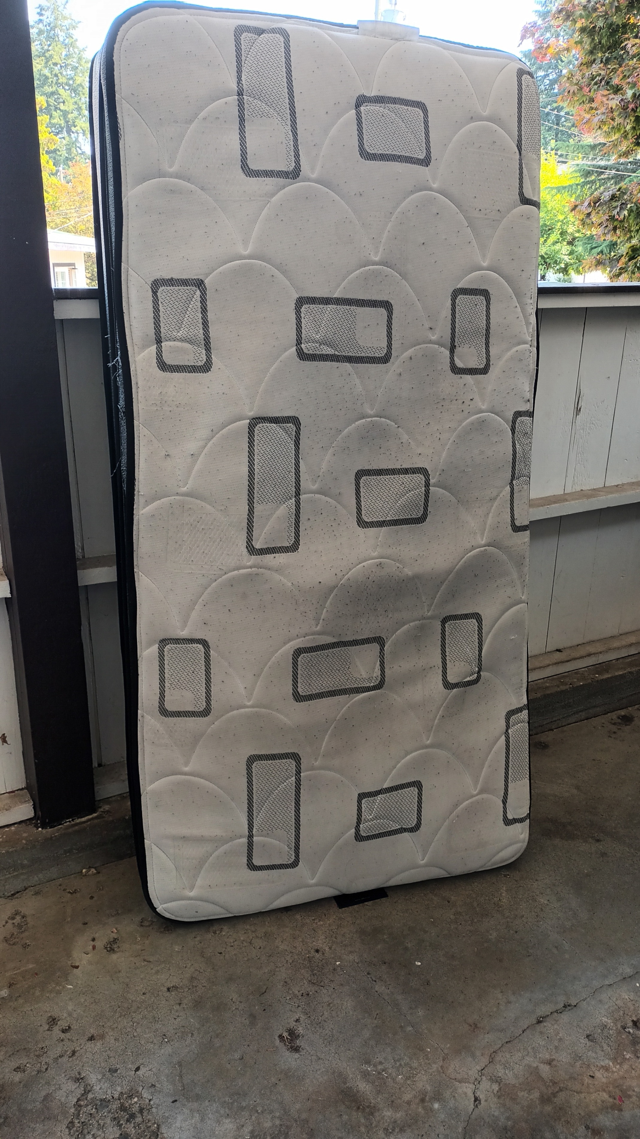 FREE - 3 Mattresses: 1 Queen + 2 Twin - photo 2