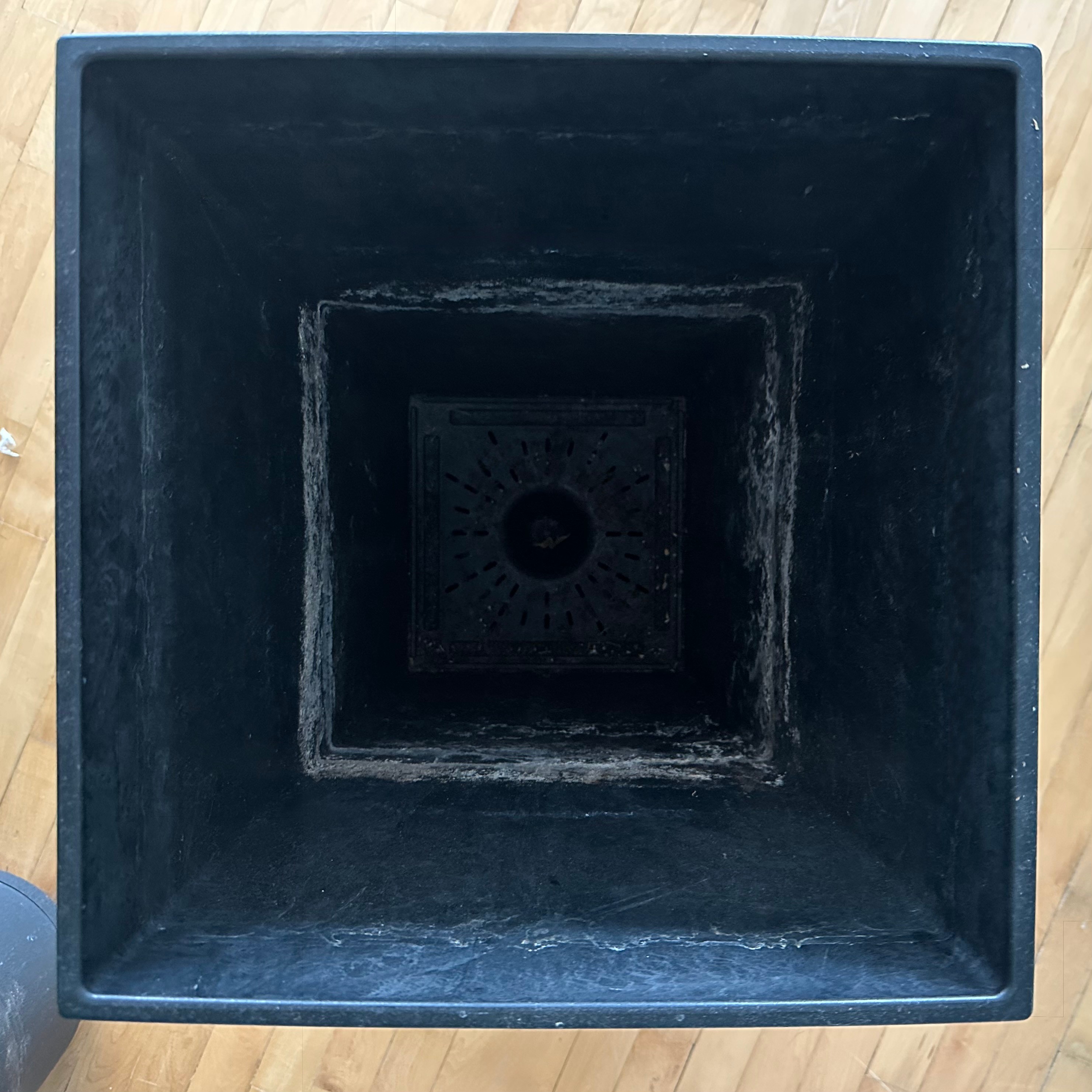 Novelty Mfg 27.5" Stone Resin Self-Watering Planter - photo 3
