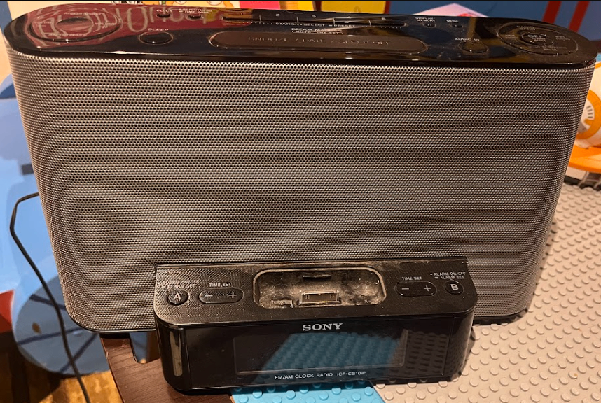 Sony Dream Machine AM/FM Clock Radio & Speaker Dock
