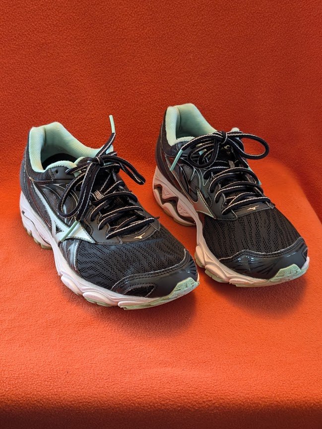 Women's size 8 laced runners - photo 2