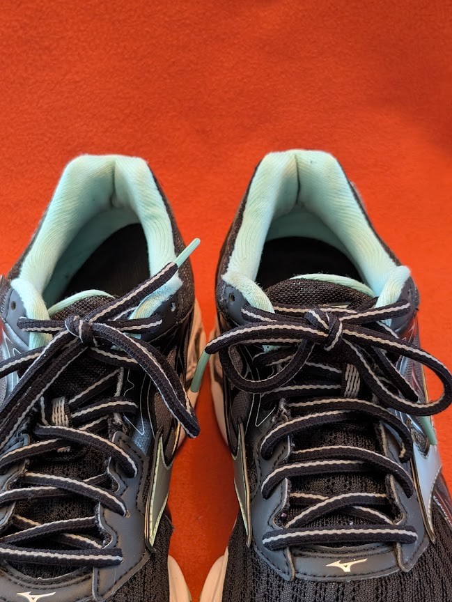 Women's size 8 laced runners - photo 5