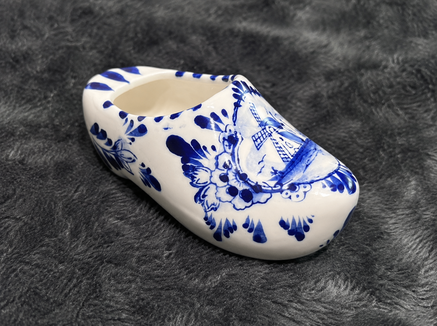 Vintage Delft-Style Dutch Clog Shoe – Hand-Painted Ceramic