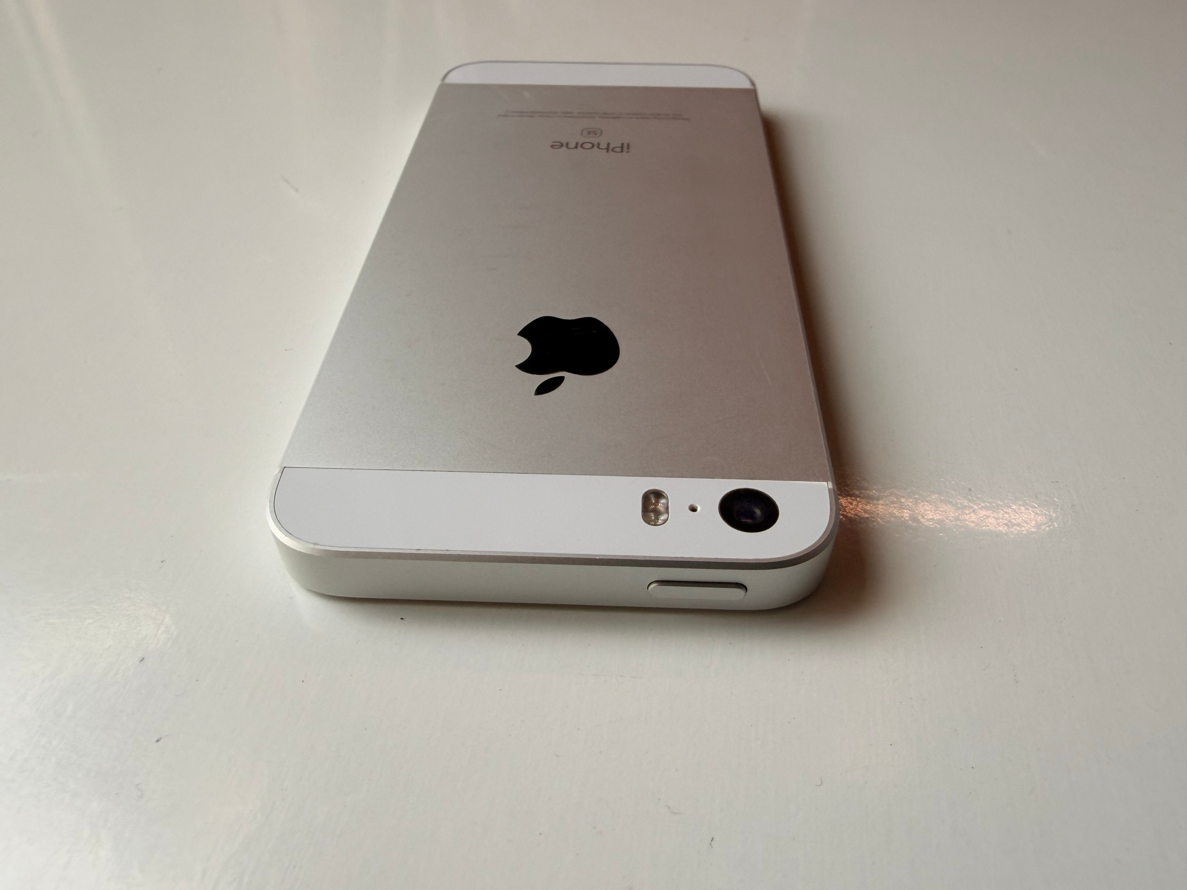 iPhone SE (1st gen), silver, 128GB, unlocked, w/ cable - photo 5
