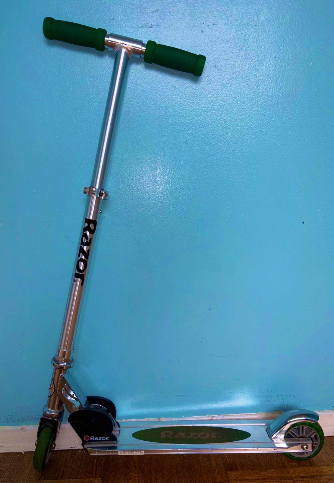 Green Razor Kick Scooter – Good Condition - photo 3