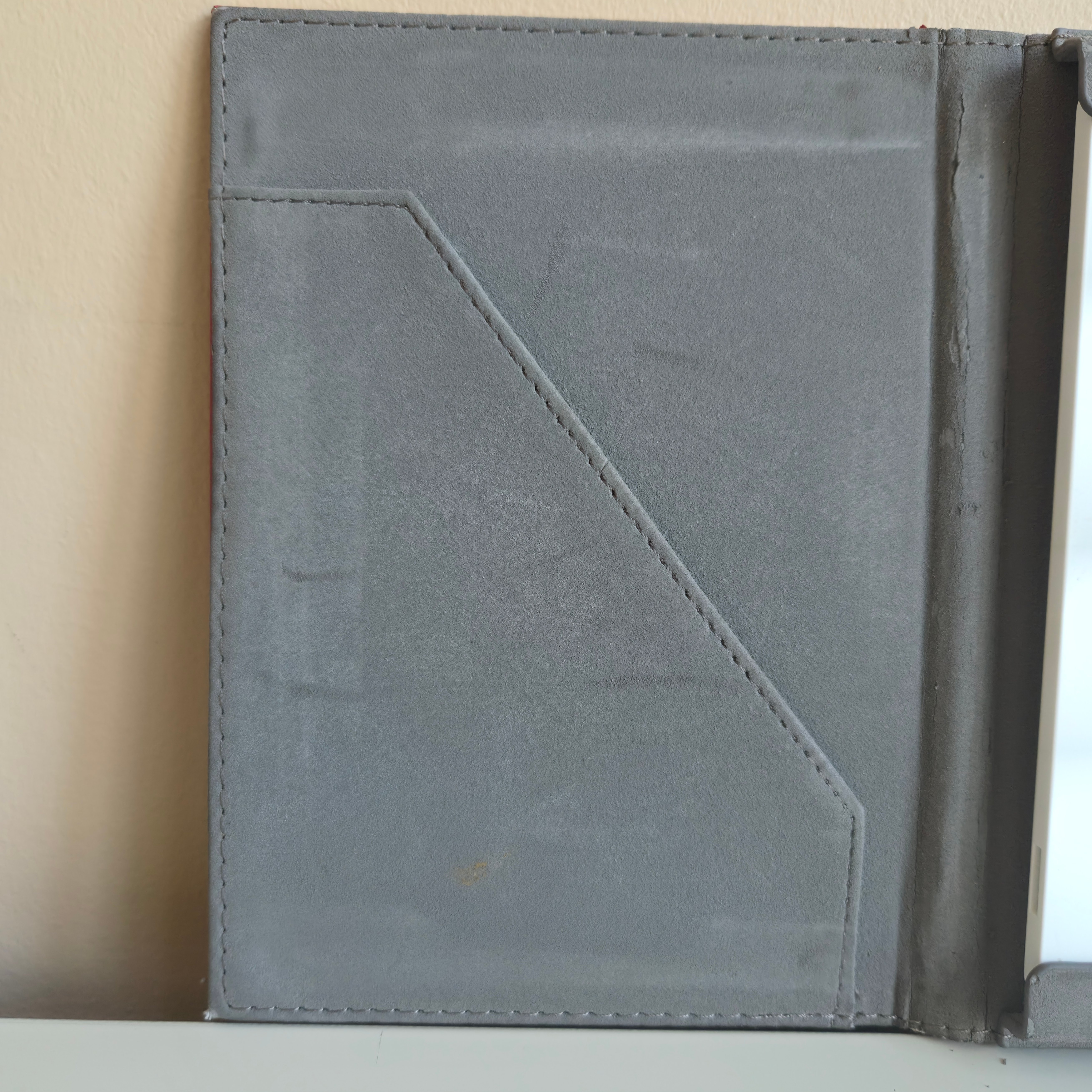 Kobo - Touch eReader With Case & Cable - Pre-Loved! 📖 - photo 4