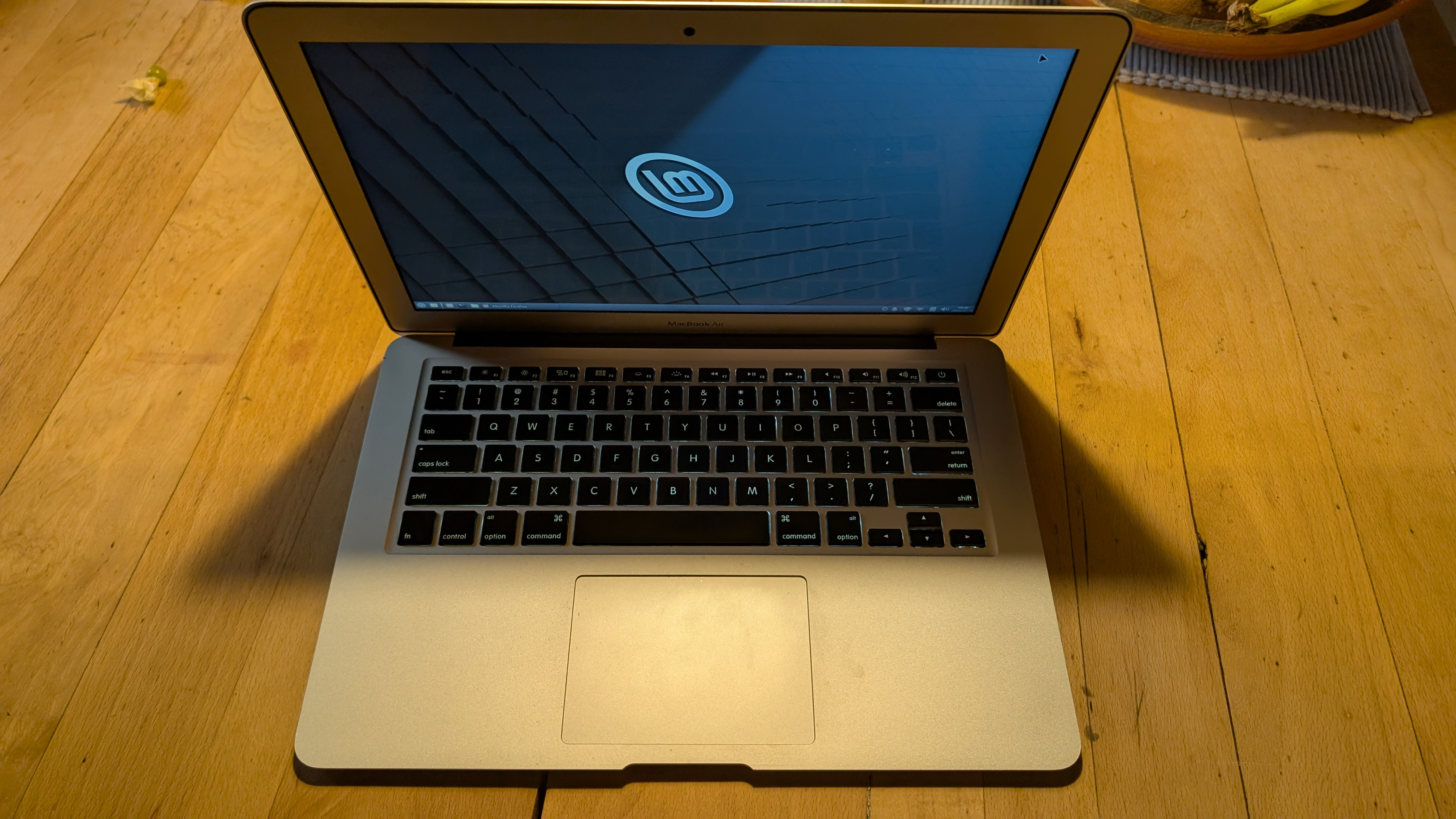 Apple MacBook Air 13" (2014) Laptop - photo 2