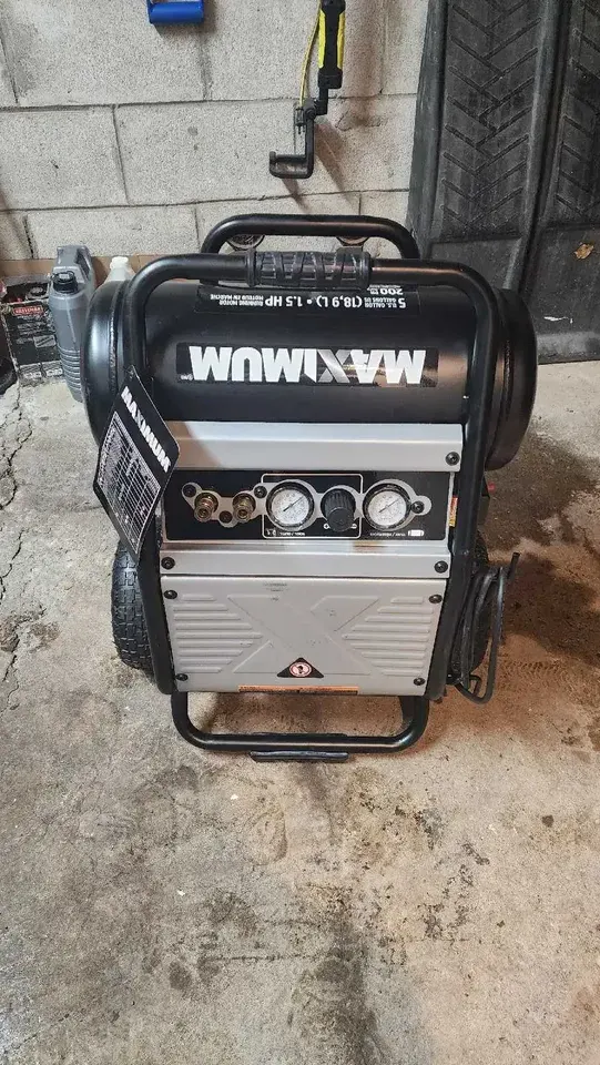 MAXIMUM 5-Gallon 200 PSI Air Compressor