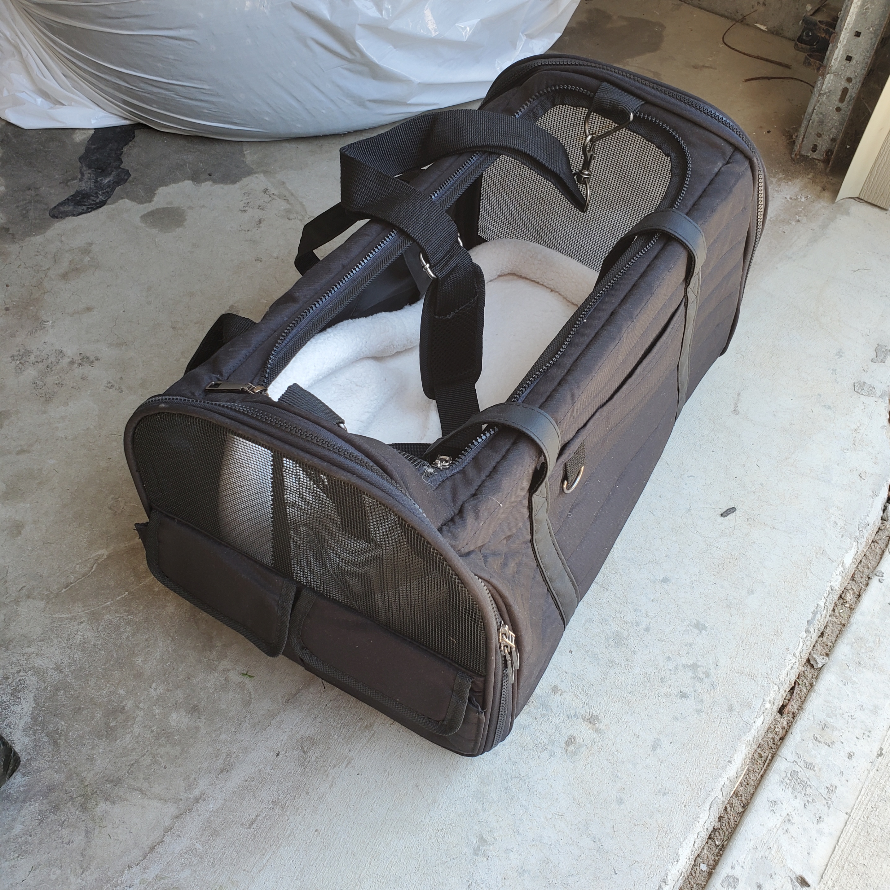 Small dog / pet carrier