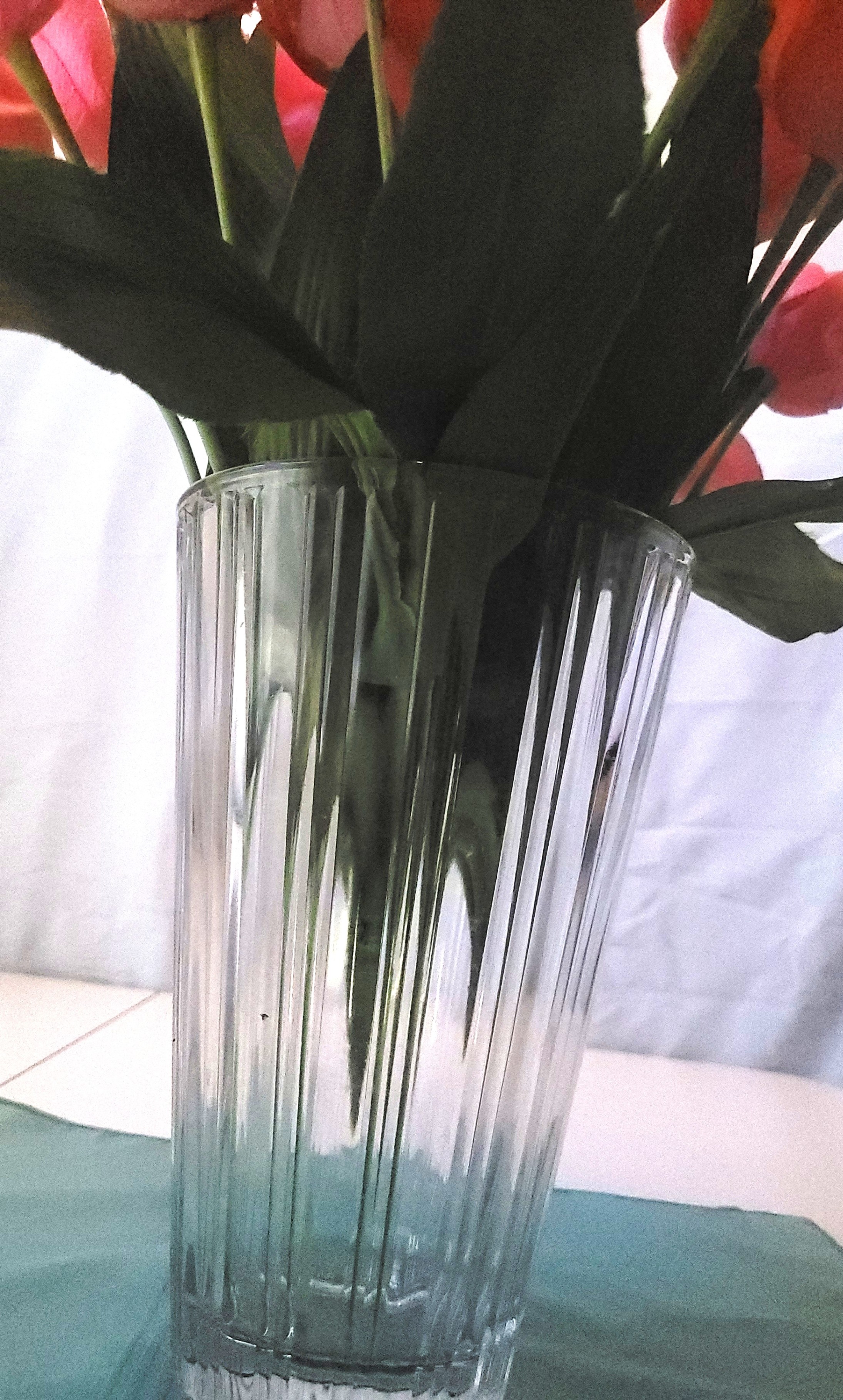 1970s Clear Fluted Ribbed Glass Vase with Faux Pink Tulip Arran. - photo 4