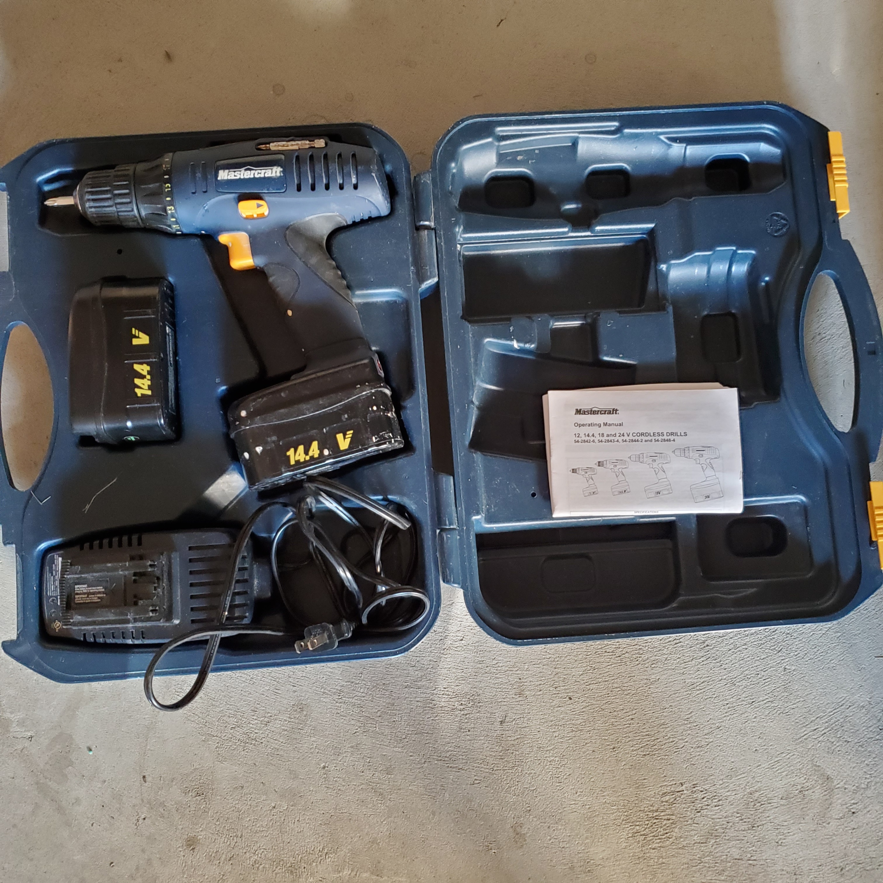 Mastercraft 14.4V Cordless drill w/ screwdriver bit/sockets set
