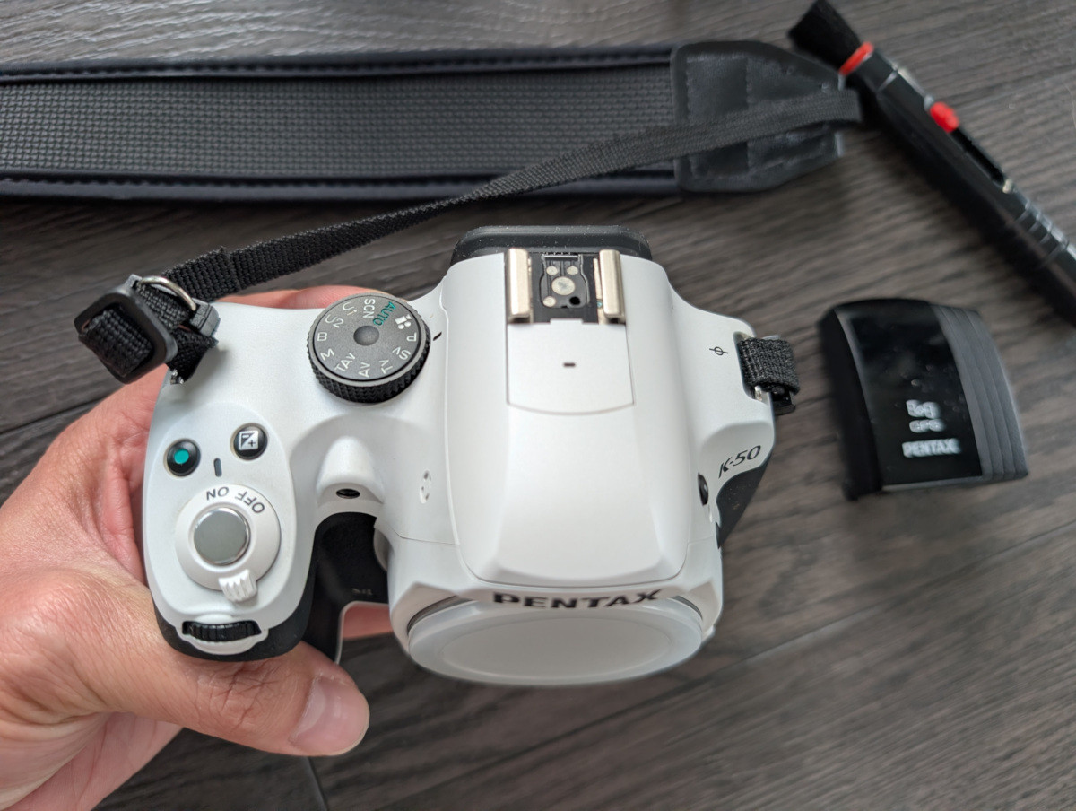 Pentax K-50 body, kit, charger, 4xAA battery frame, wired remote - photo 2