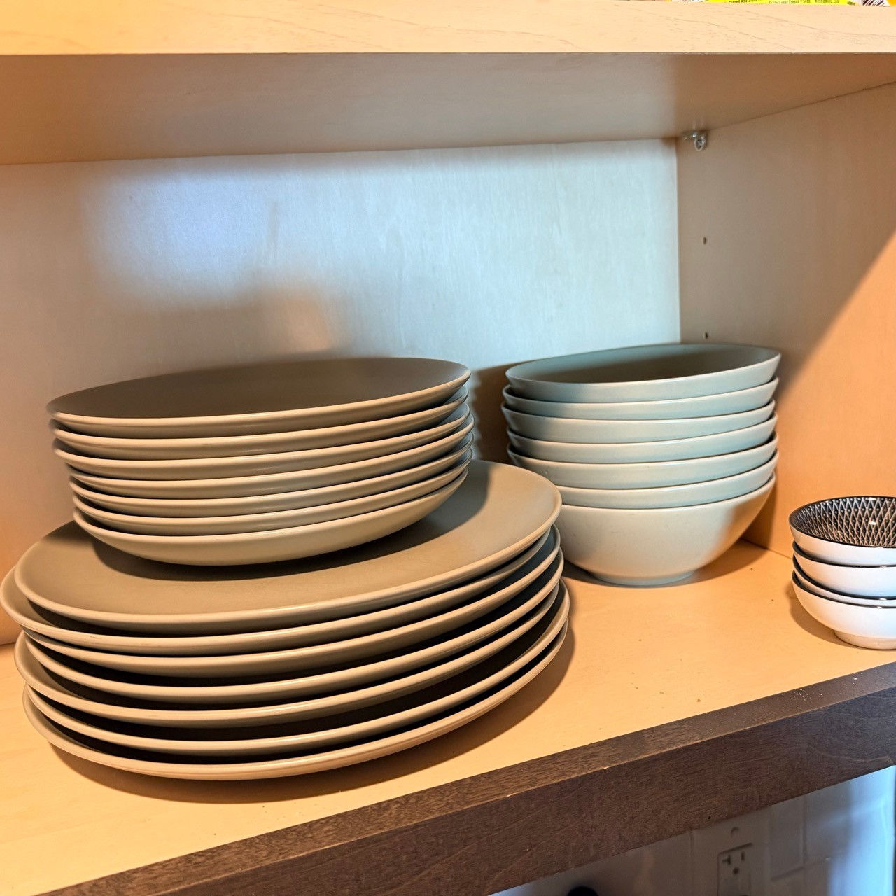 21-Piece Stoneware Dinnerware Set + 4 Mugs - photo 2