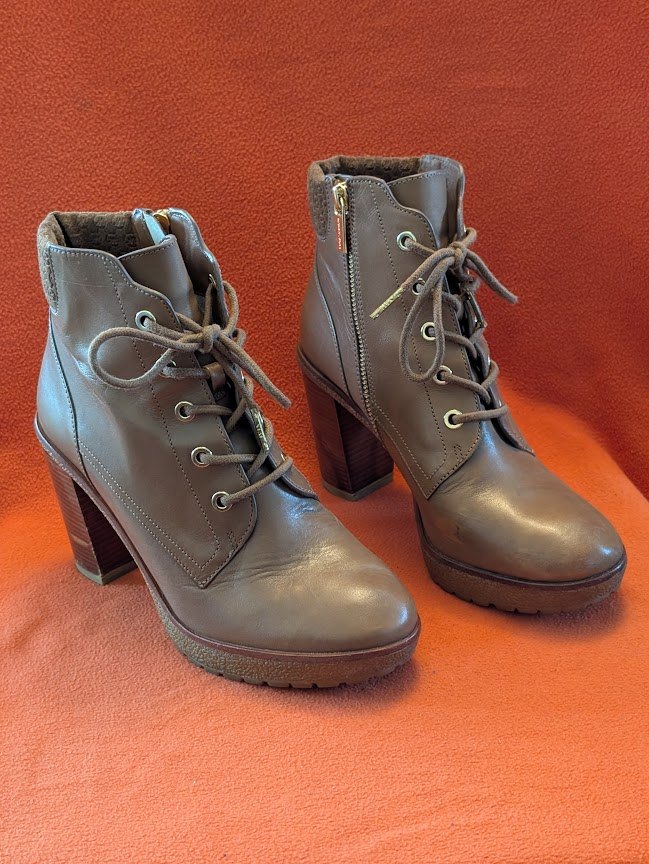 Women's laced boots with side zippers - size 7M - photo 2