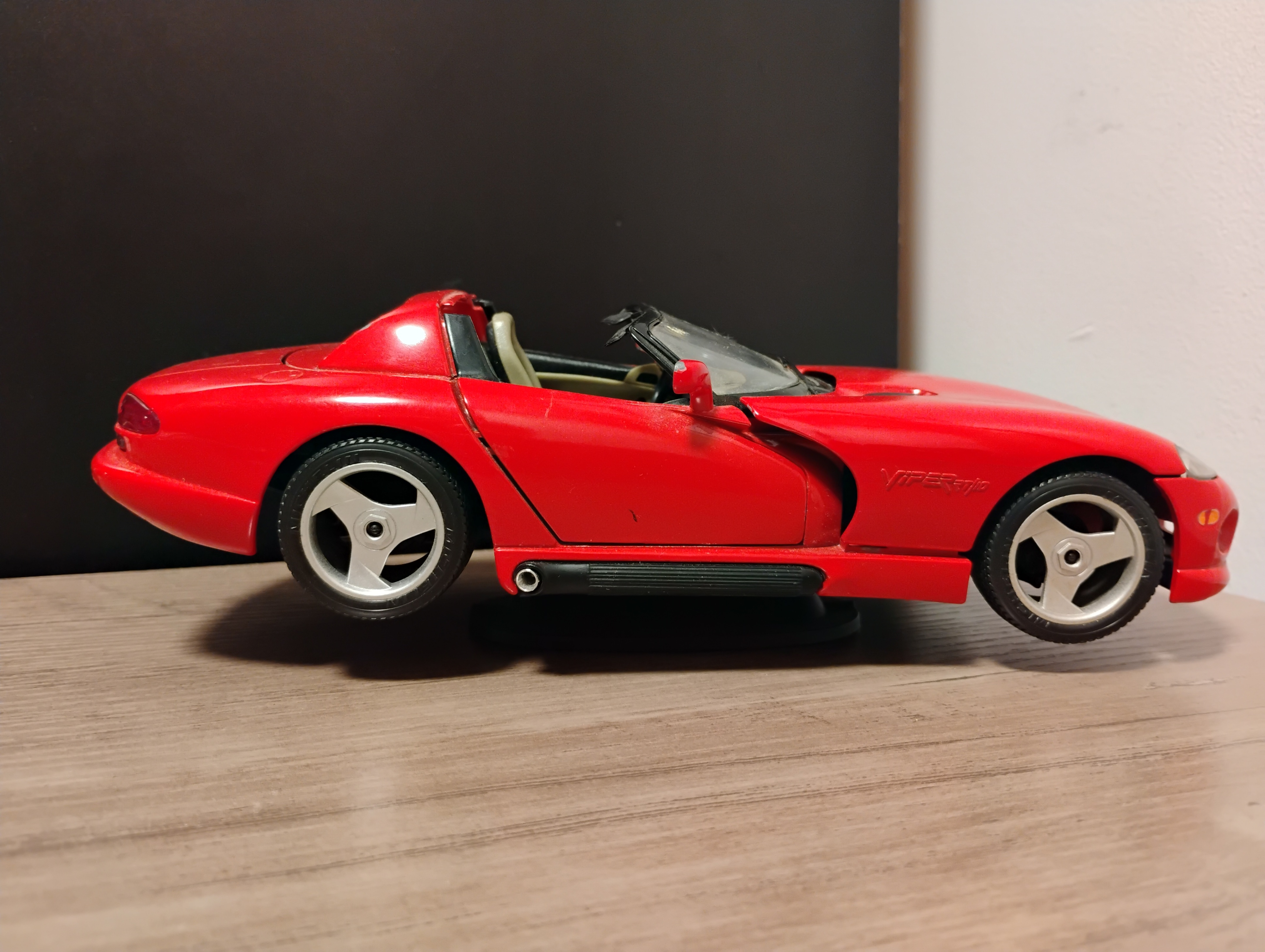 Burago 1992 Dodge Viper RT 10 with stand 1/18 scale Parts Car