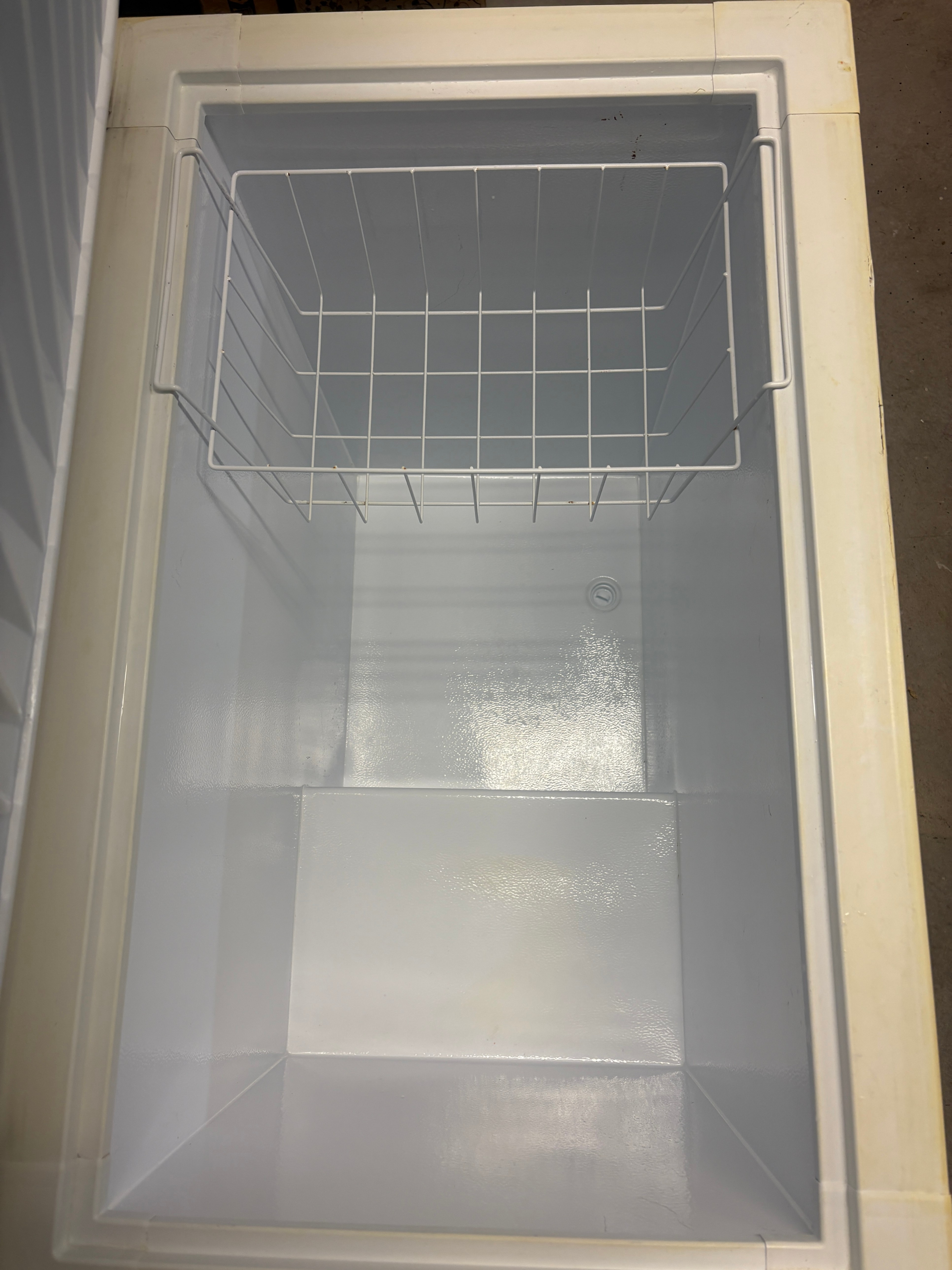 Chest Freezer 7 cu ft – Works Great - photo 4