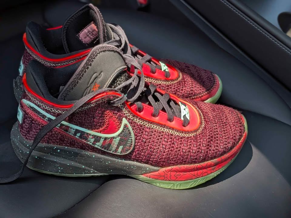 Nike LeBron XX (GS) Basketball Shoes