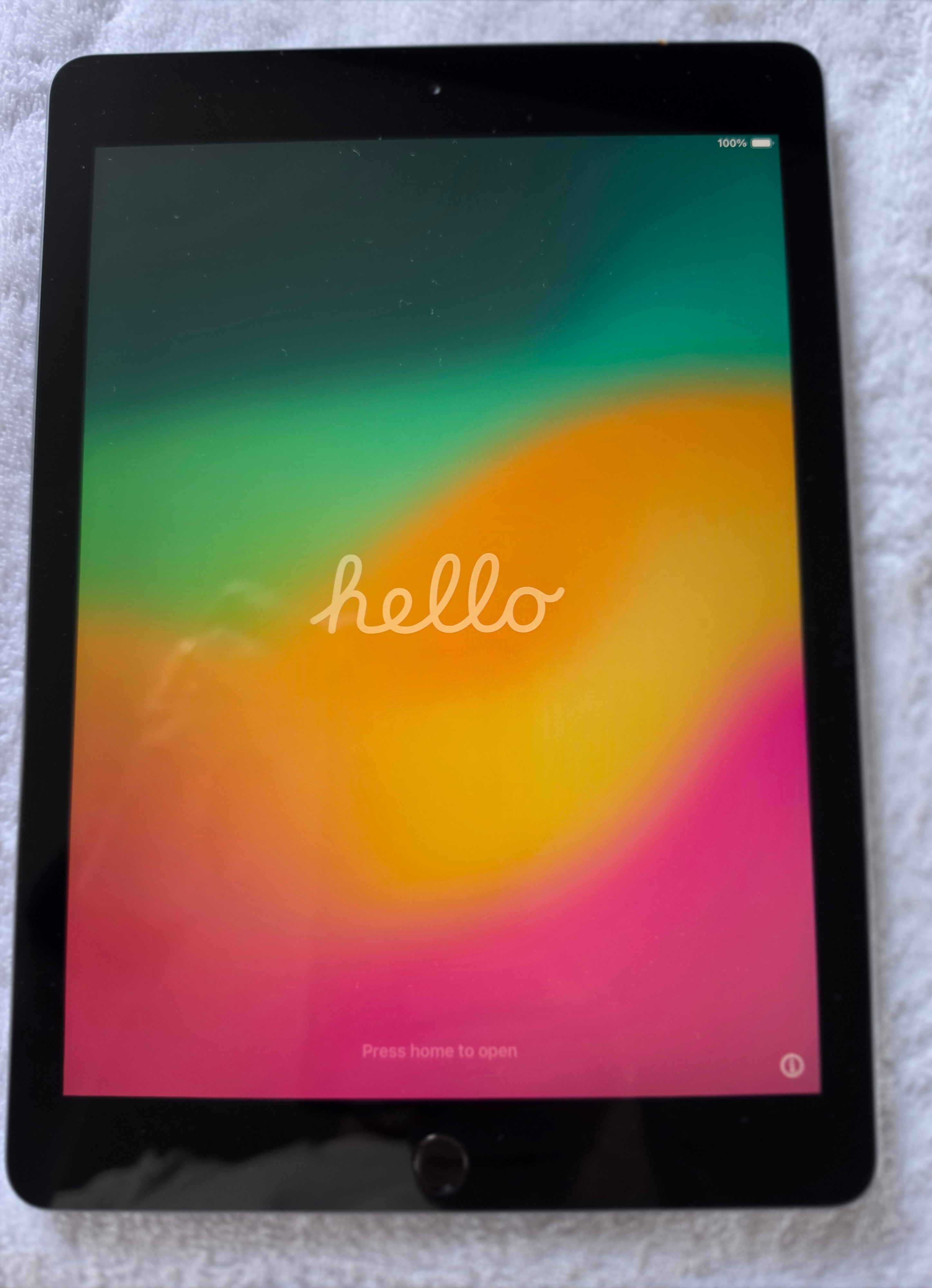iPad 6th Gen 9.7" 32GB WiFi 98% Battery Health 35 Charge Cycles