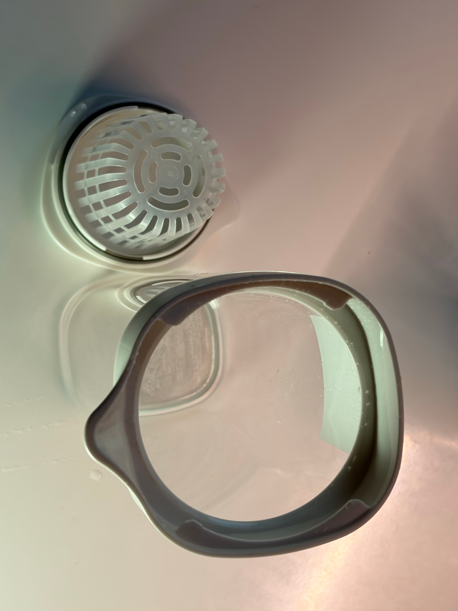 Clear plastic cold water pitcher with strainer lid - photo 4