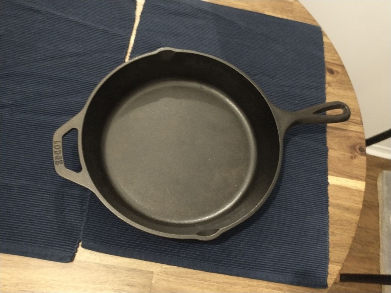 Cast Iron Pan - Lodge Special Edition - Rosie the Riveter - photo 2