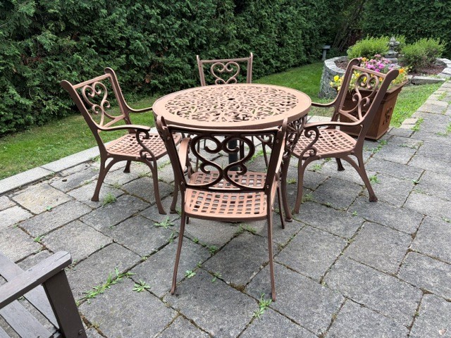 Cast Iron Patio Table and Chairs Set