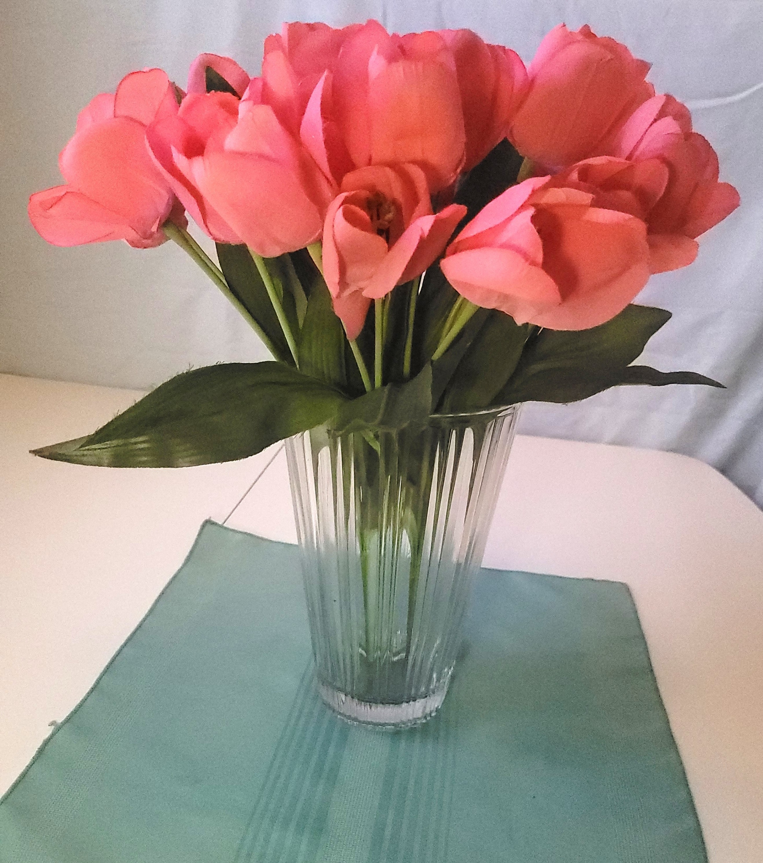 1970s Clear Fluted Ribbed Glass Vase with Faux Pink Tulip Arran. - photo 3