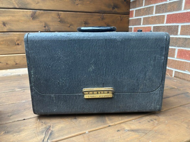 Zenith Trans-Oceanic Portable Radio - photo 2