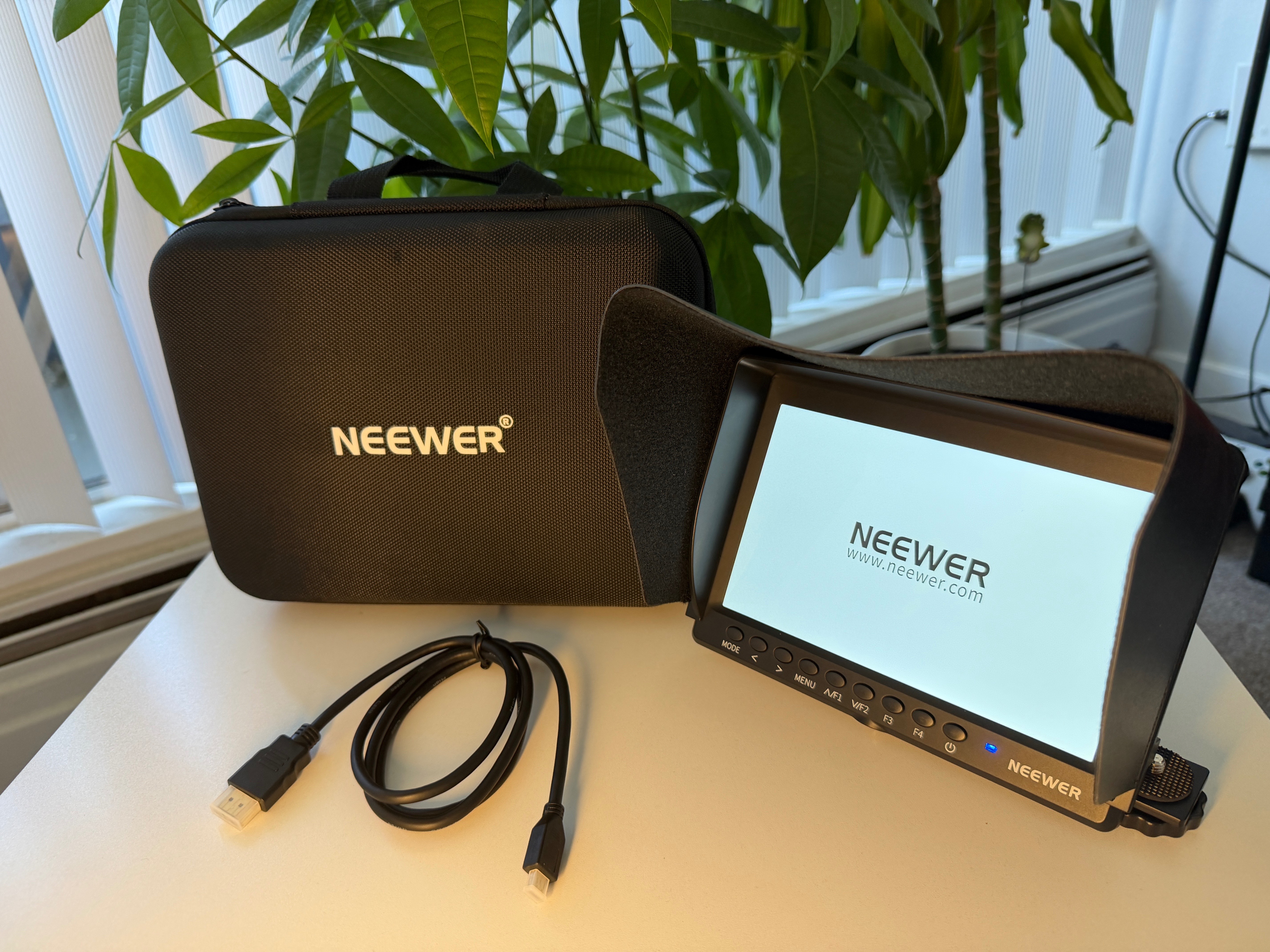 Neewer F100 Camera Monitor