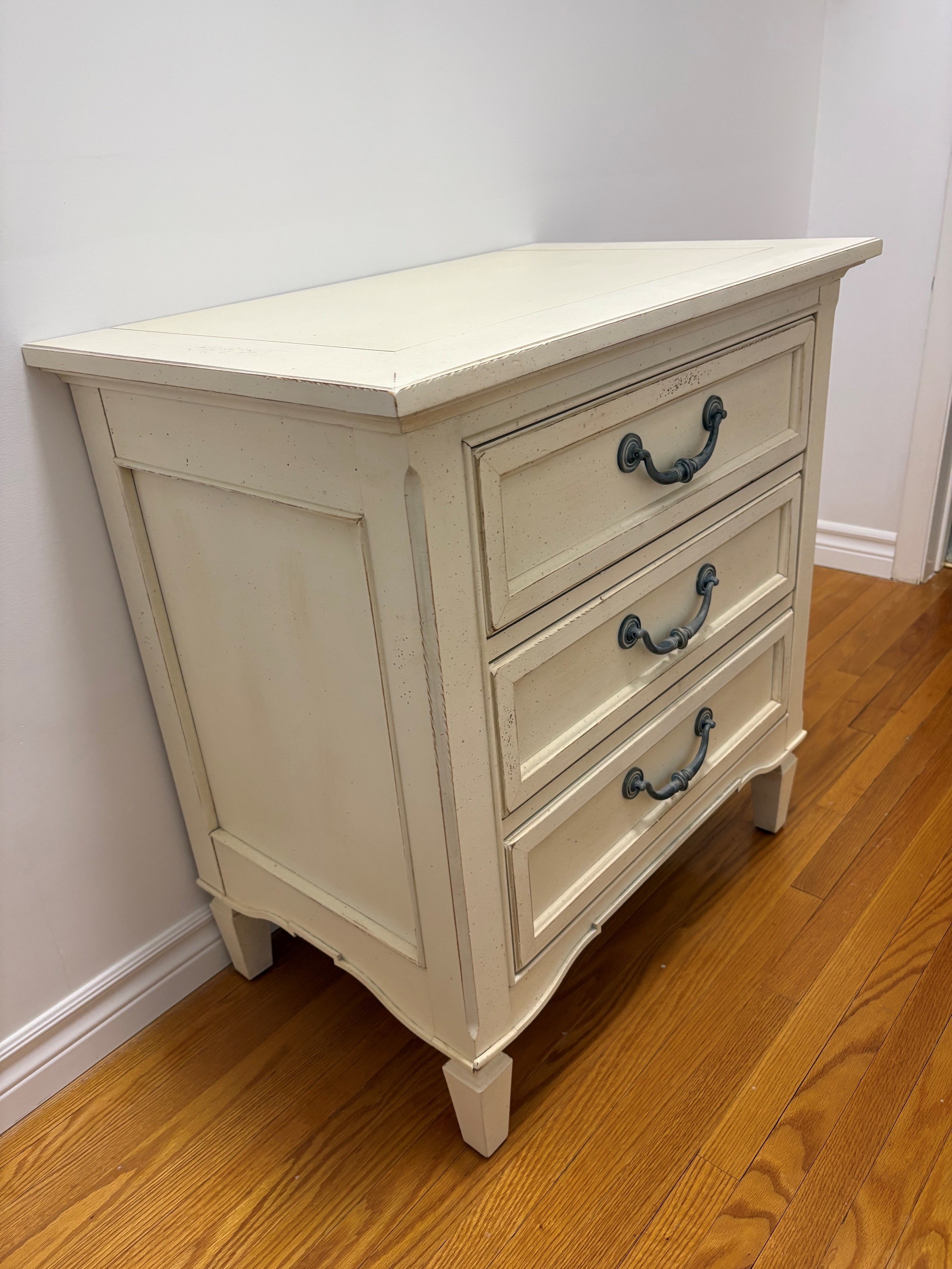 Cream 3-Drawer Nightstand - Cream - photo 2