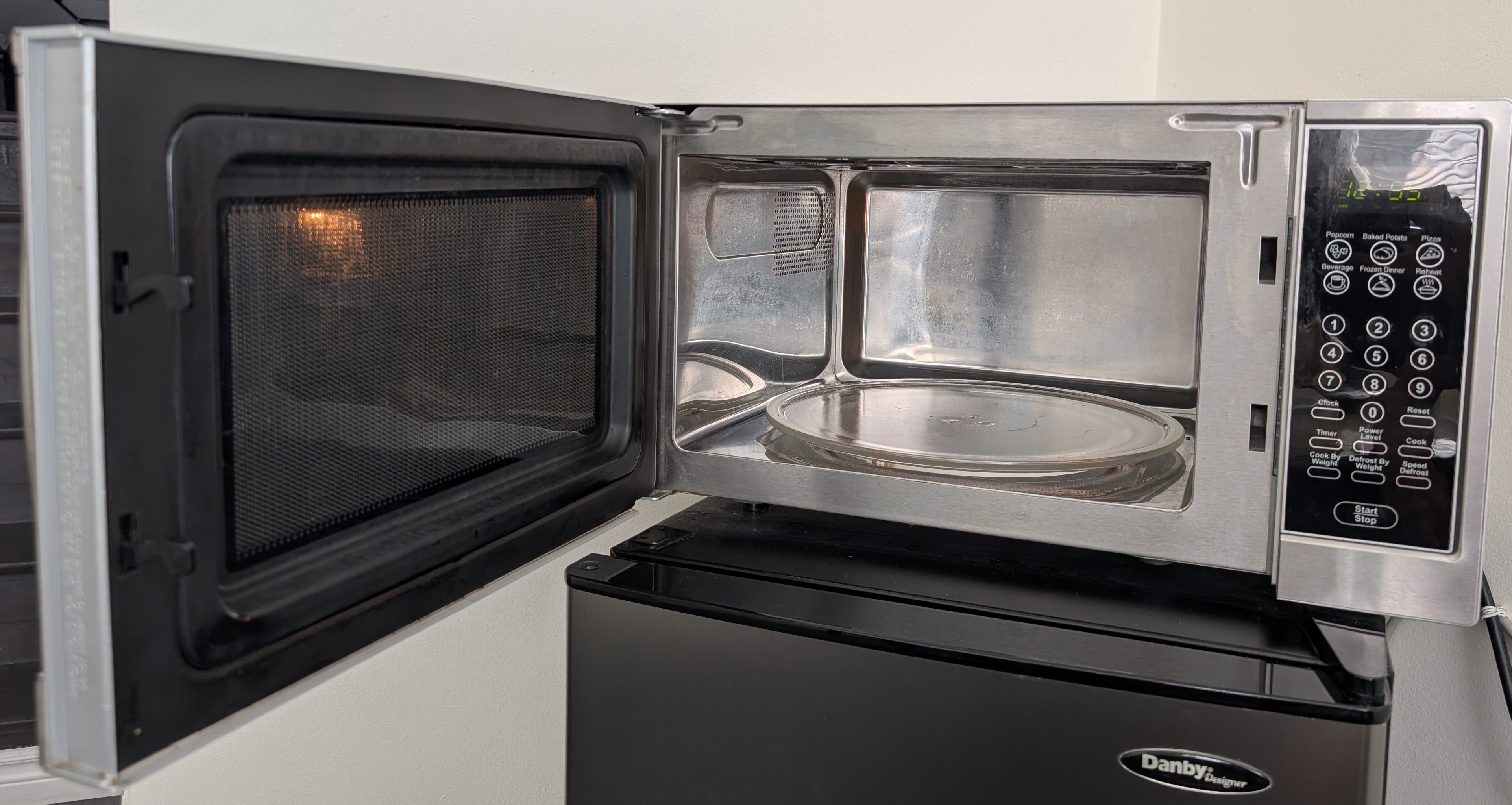 Microwave Oven Danby $50 - photo 3