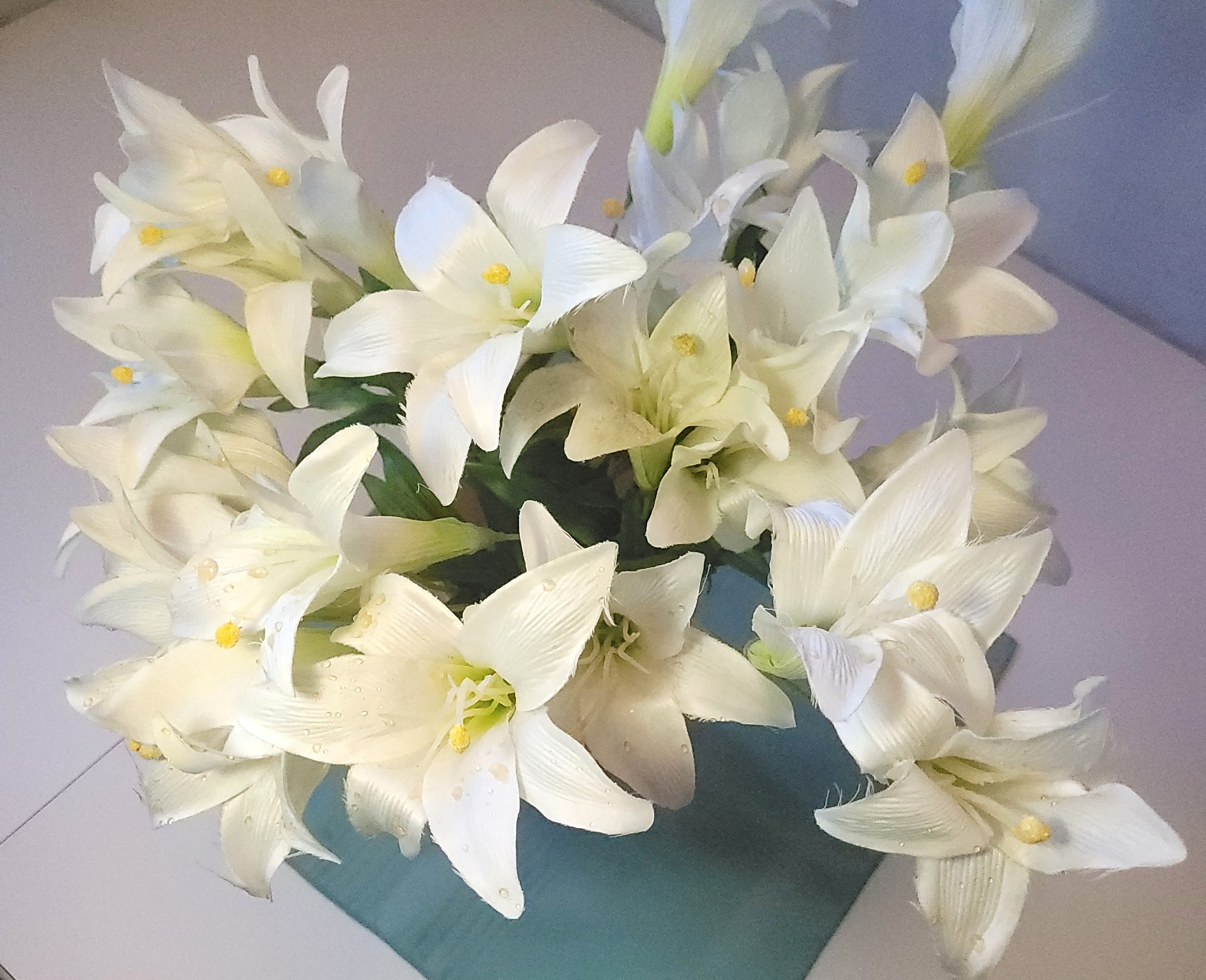 Faux Silk White Easter Lily Arrange. in Metallic Rose Gold Vase - photo 3