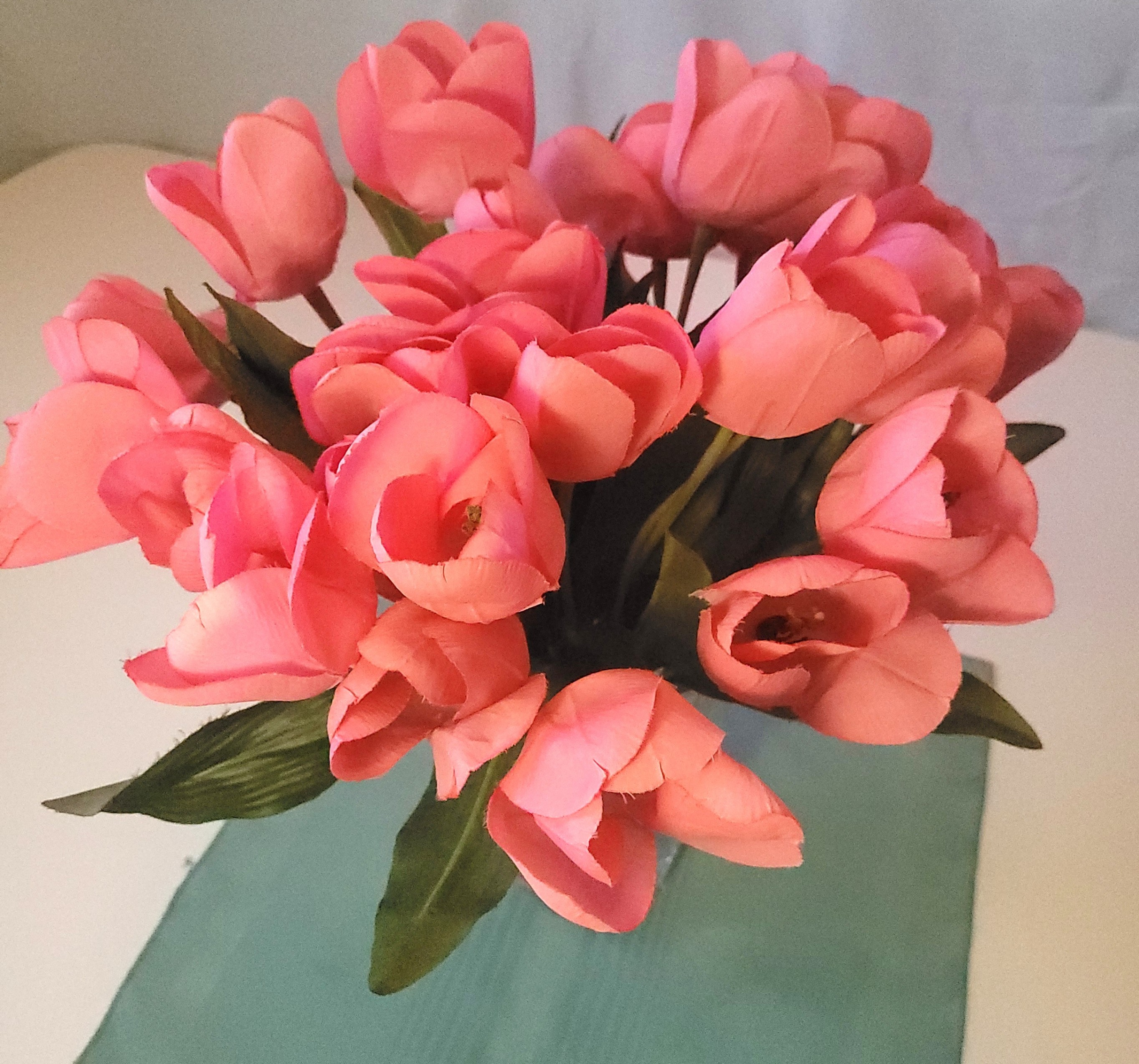 1970s Clear Fluted Ribbed Glass Vase with Faux Pink Tulip Arran. - photo 2