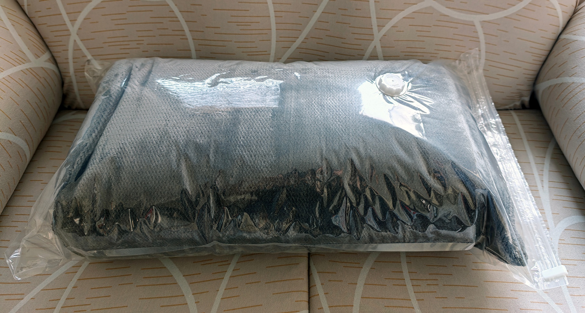 Plush Blanket (Kirkland Signature - Like New)