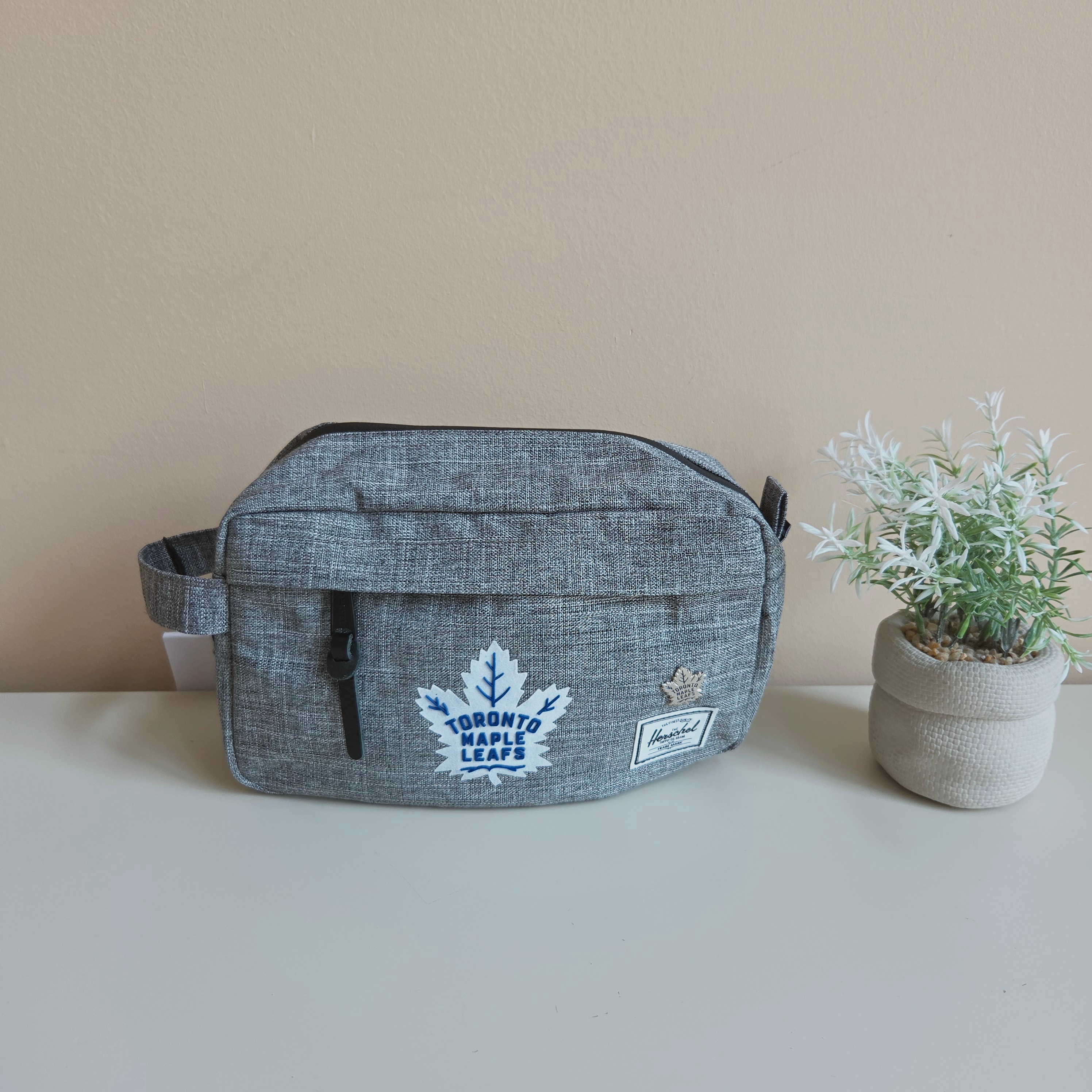 Herschel - Maple Leaf Chapter Travel Kit - NWT! 🧳