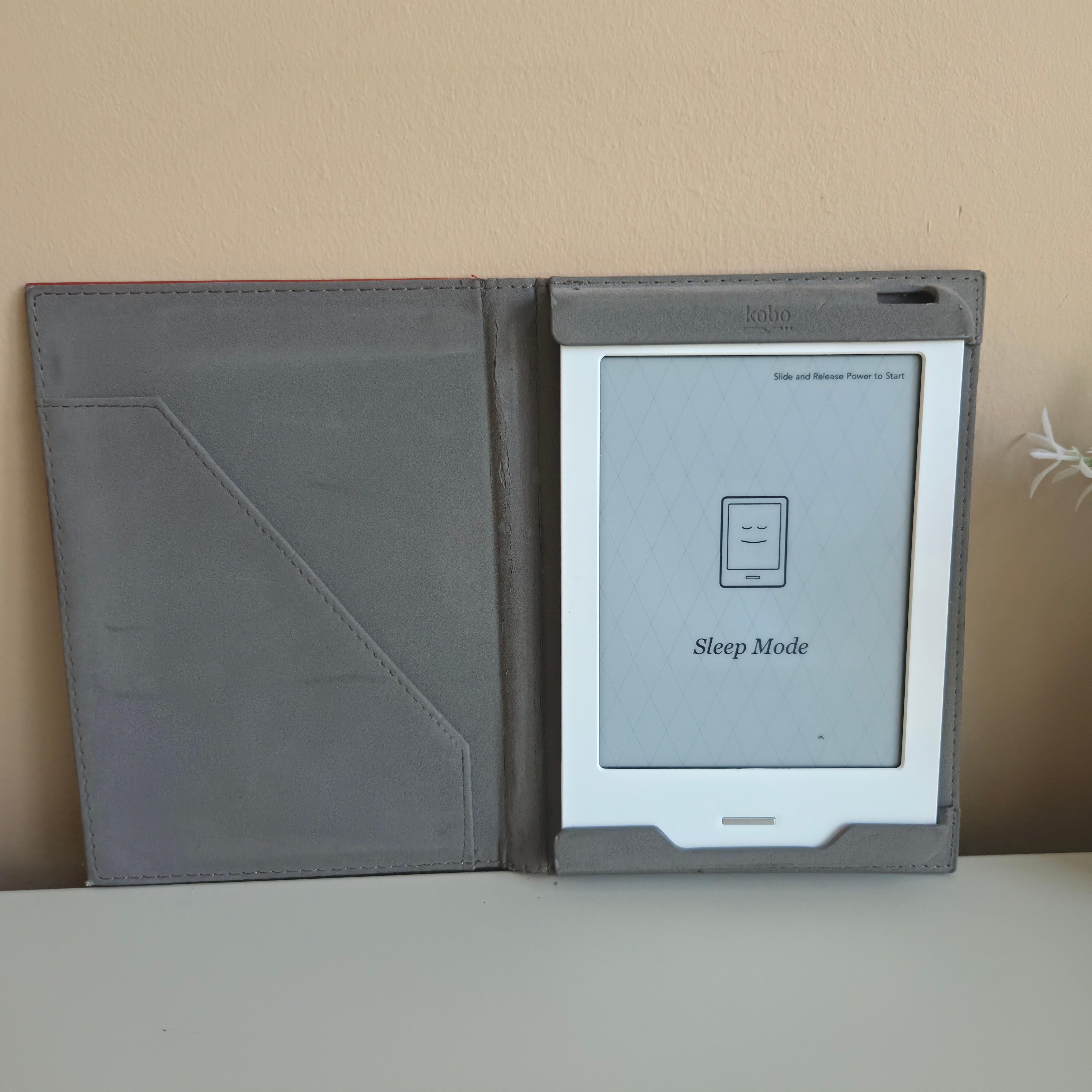 Kobo - Touch eReader With Case & Cable - Pre-Loved! 📖 - photo 2