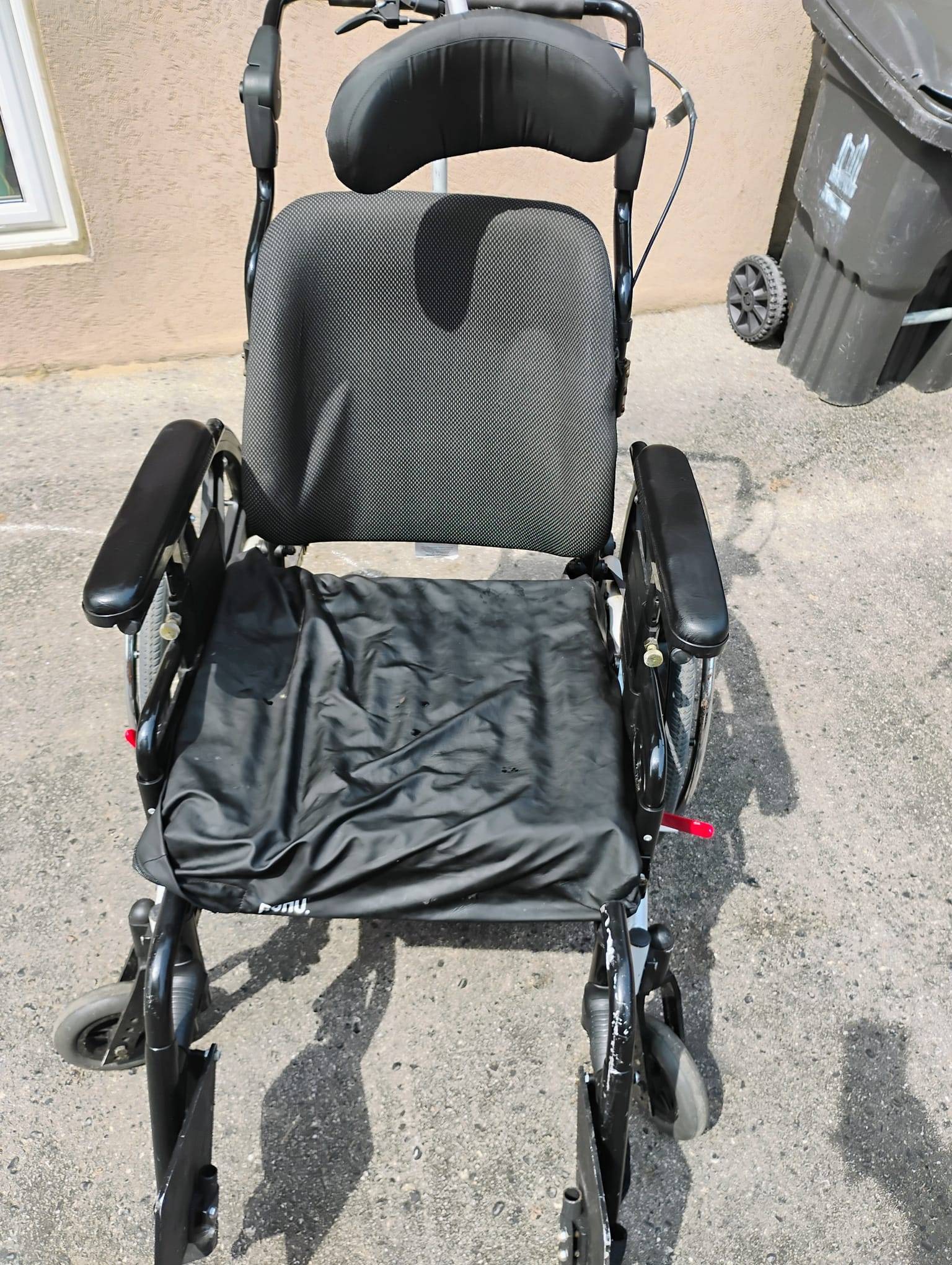 Invacare Matrx Wheelchair w/Attachments/ROHO Cushion - photo 3
