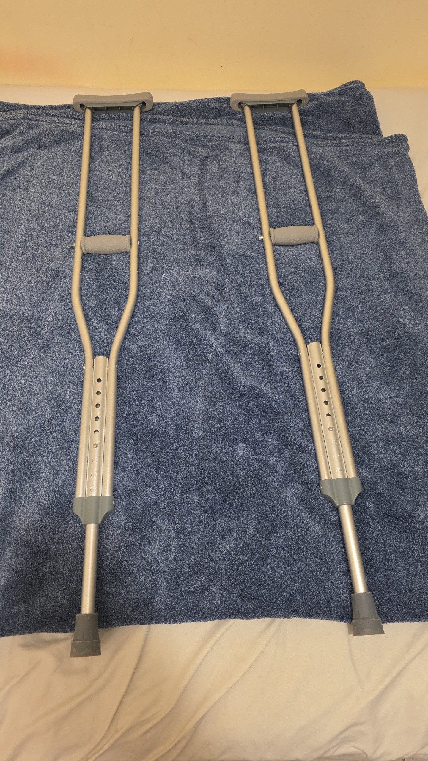 Avantia Adjustable Aluminum Crutches (Medium: 5'2" to 5'10")