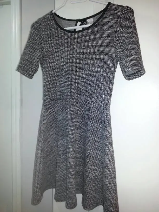 Cute Divided Black & White (Grey?) Dress W Vegan Leather Trim - photo 2