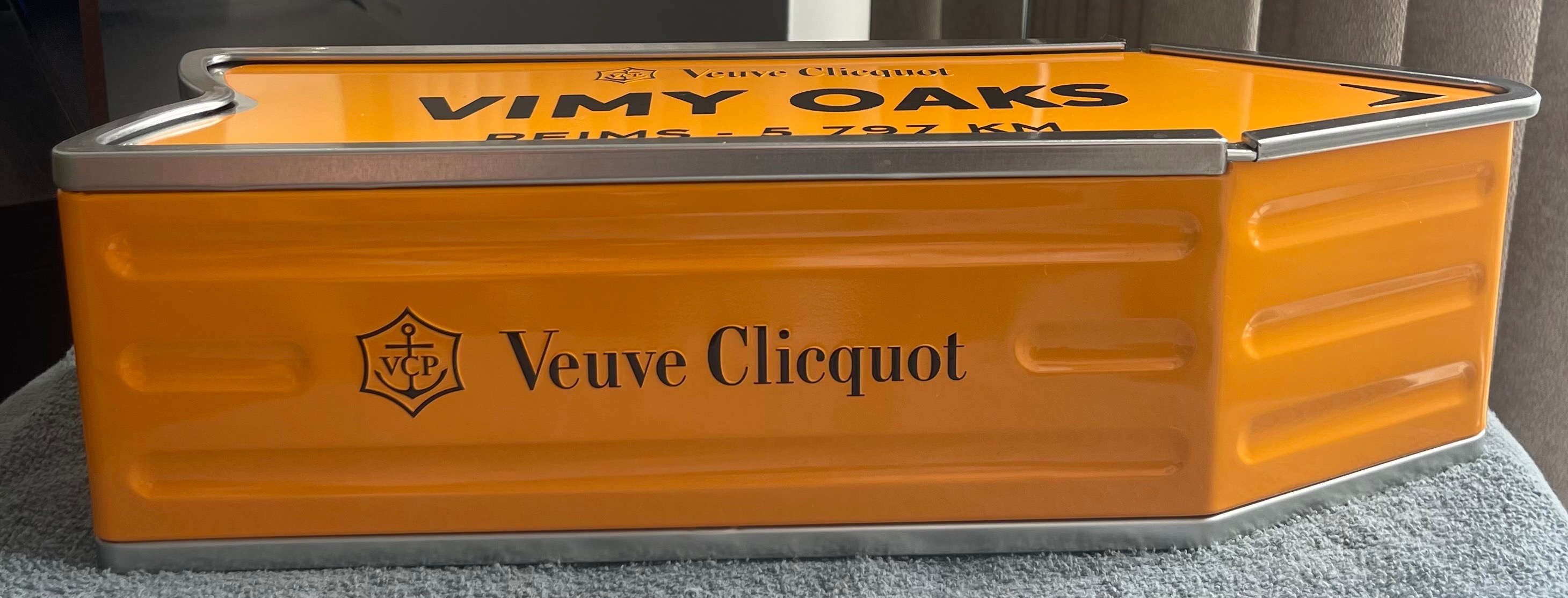 Ultra-Rare Veuve Clicquot "Vimy Oaks" Metal Arrow Box - photo 2