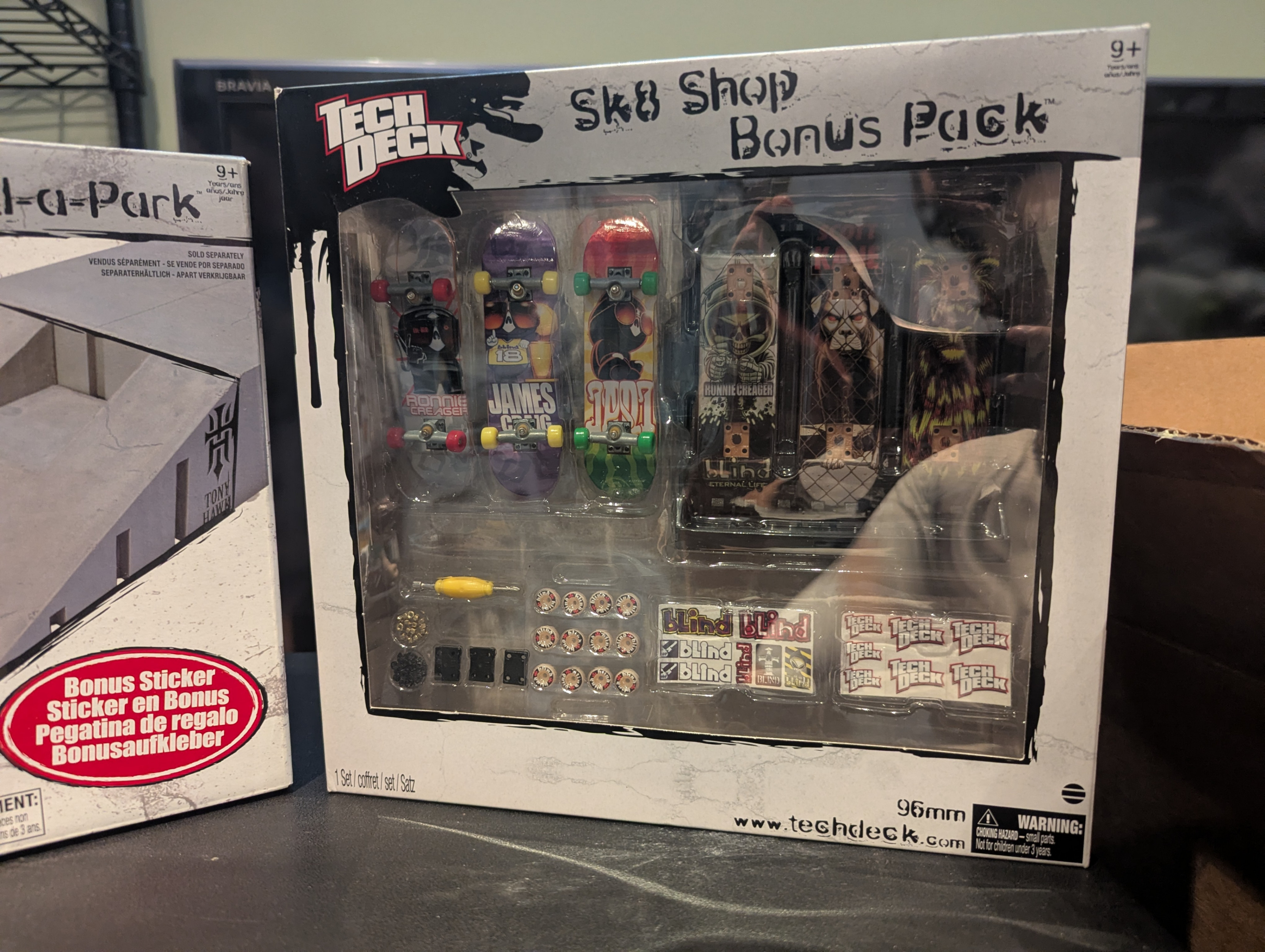 Tech Deck Sk8 Shop Bonus Pack + Ramp + Figure Bundle - photo 2