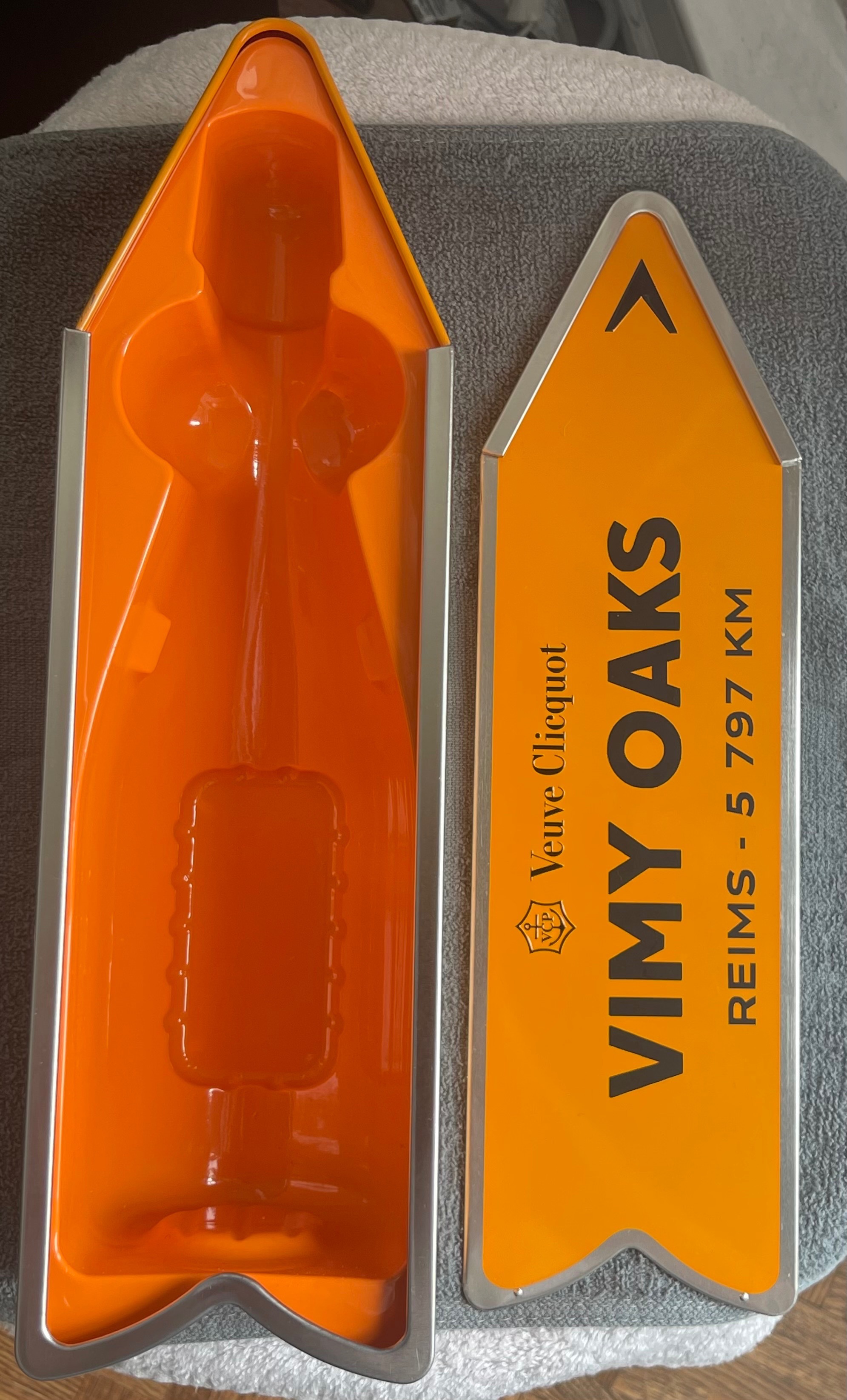 Ultra-Rare Veuve Clicquot "Vimy Oaks" Metal Arrow Box - photo 5