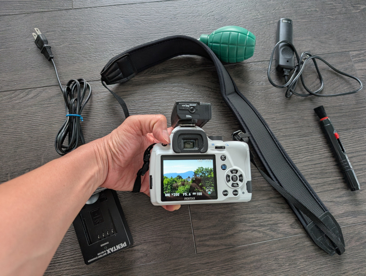 Pentax K-50 body, kit, charger, 4xAA battery frame, wired remote - photo 4