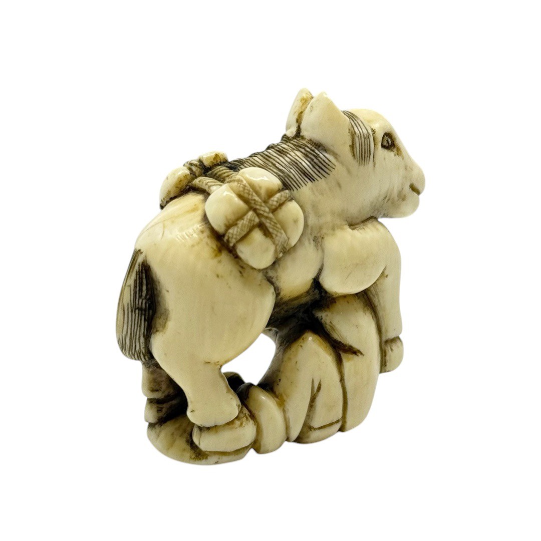 Meiji - Showa period Japanese bone Man under a horse netsuke - photo 4