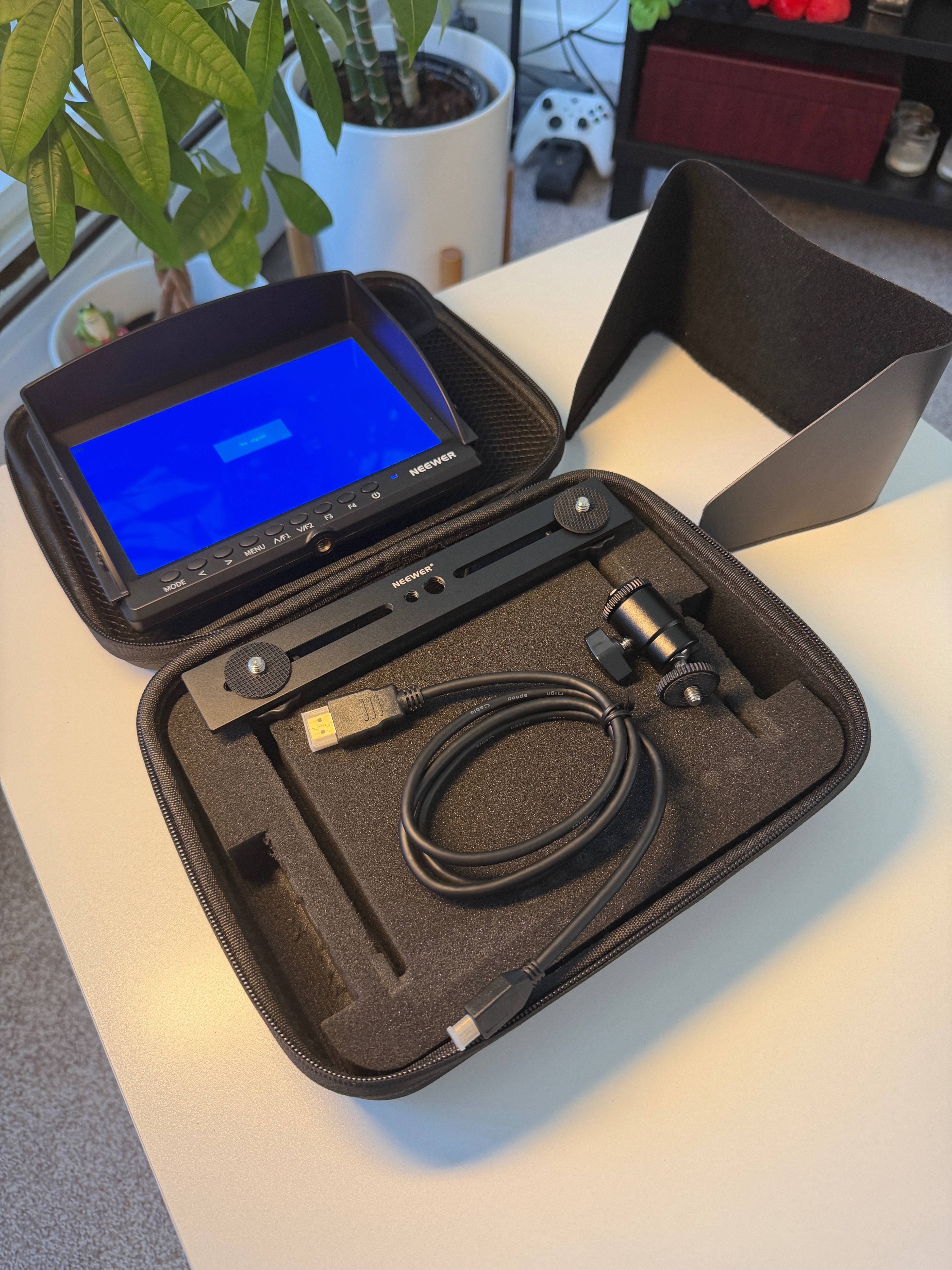 Neewer F100 Camera Monitor - photo 3