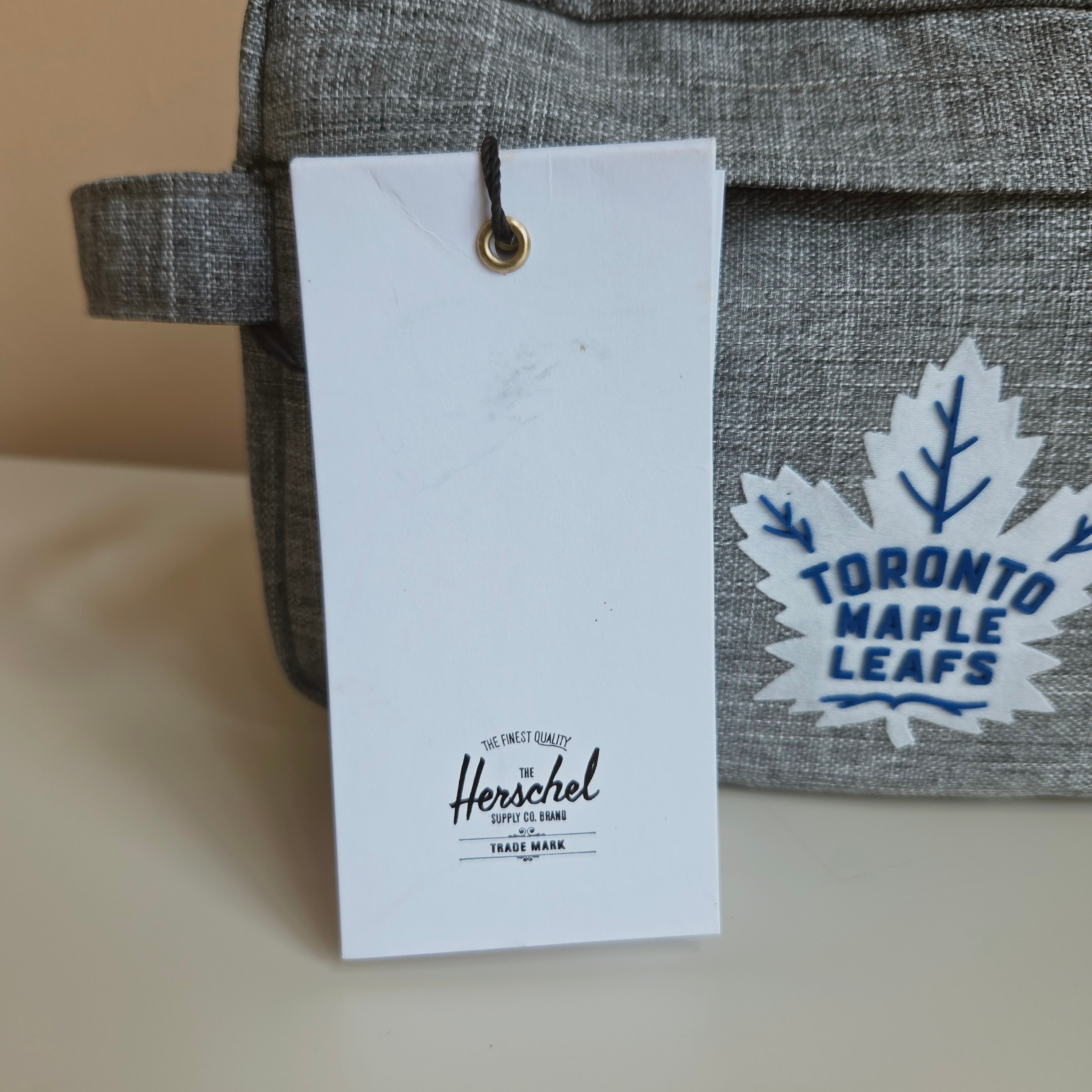 Herschel - Maple Leaf Chapter Travel Kit - NWT! 🧳 - photo 5