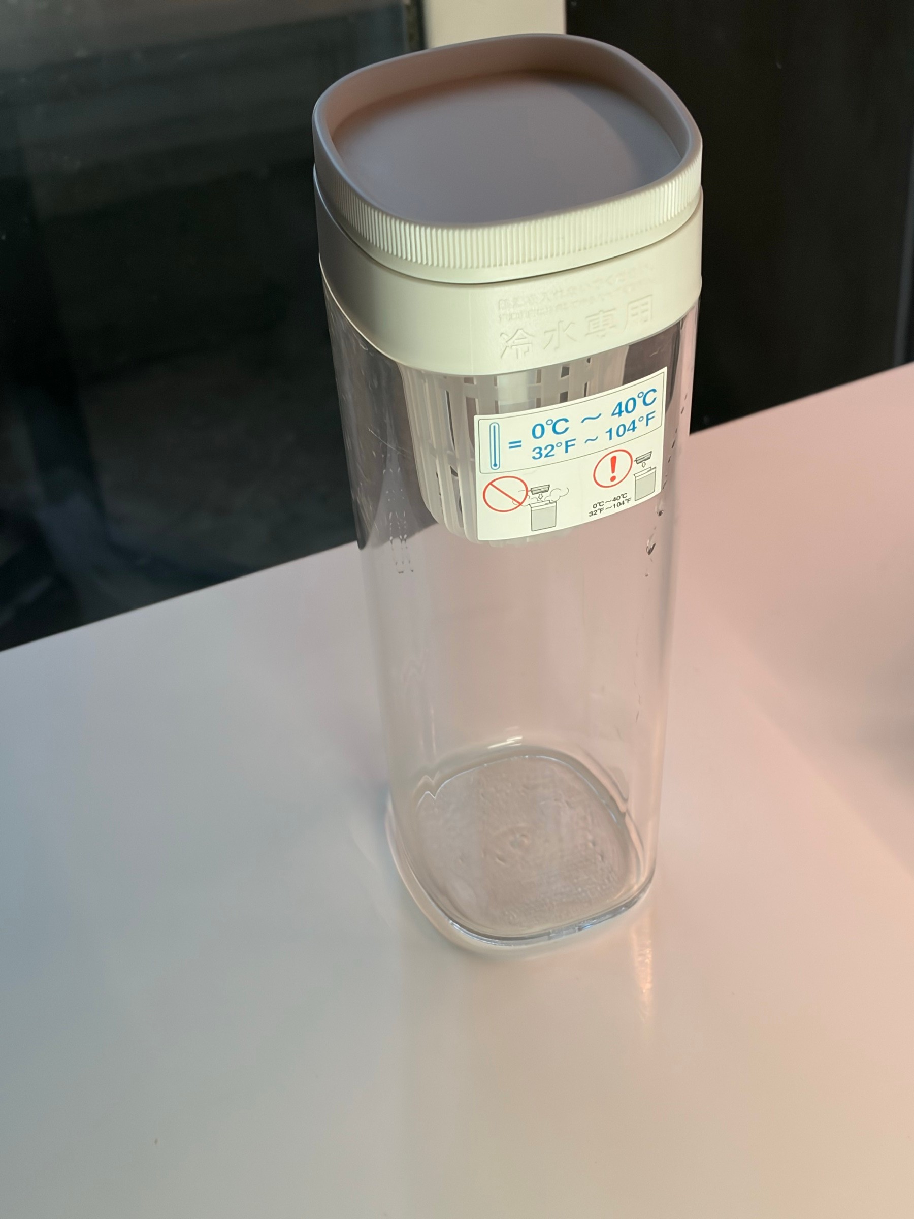 Clear plastic cold water pitcher with strainer lid - photo 2