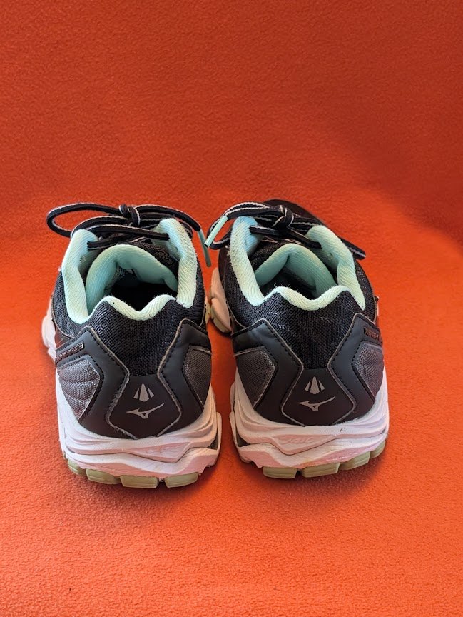 Women's size 8 laced runners - photo 3