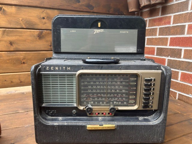 Zenith Trans-Oceanic Portable Radio - photo 3