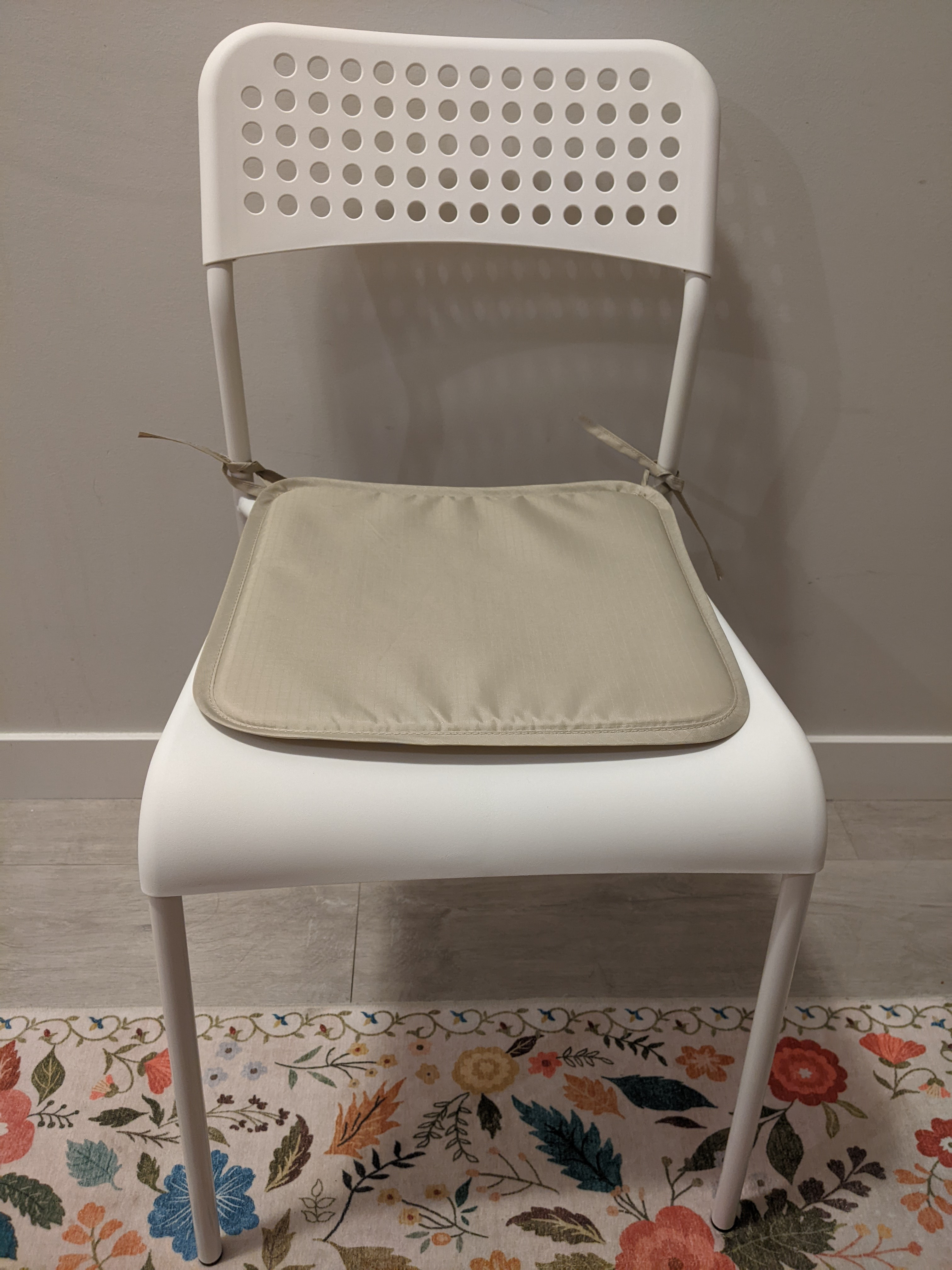 Set of 2 IKEA SANDSBERG White Chairs with one free cushion - photo 3